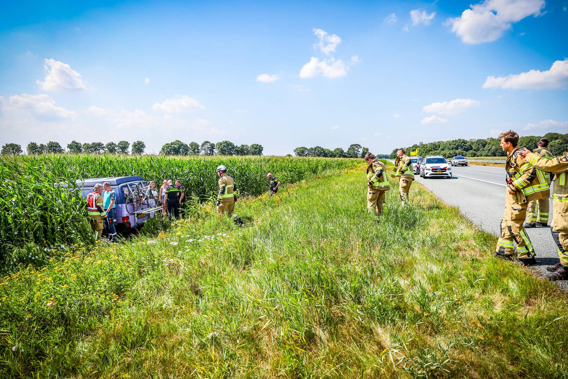 Camperbusje raakt van snelweg en belandt in maisveld