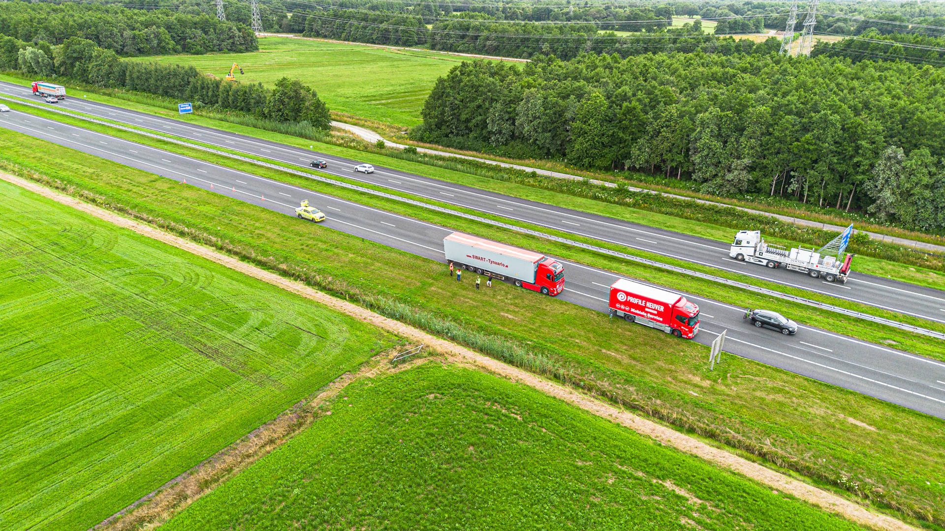 Klapband laat vrachtwagen stranden, rijstrook bezaaid met rubberresten