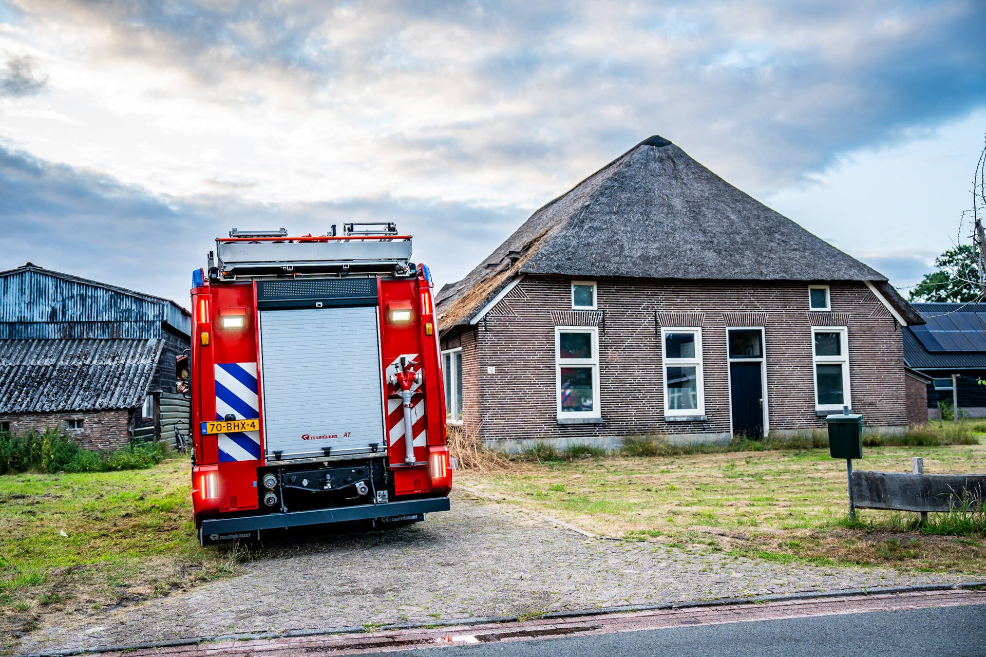 Brand in dak van woning snel onder controle