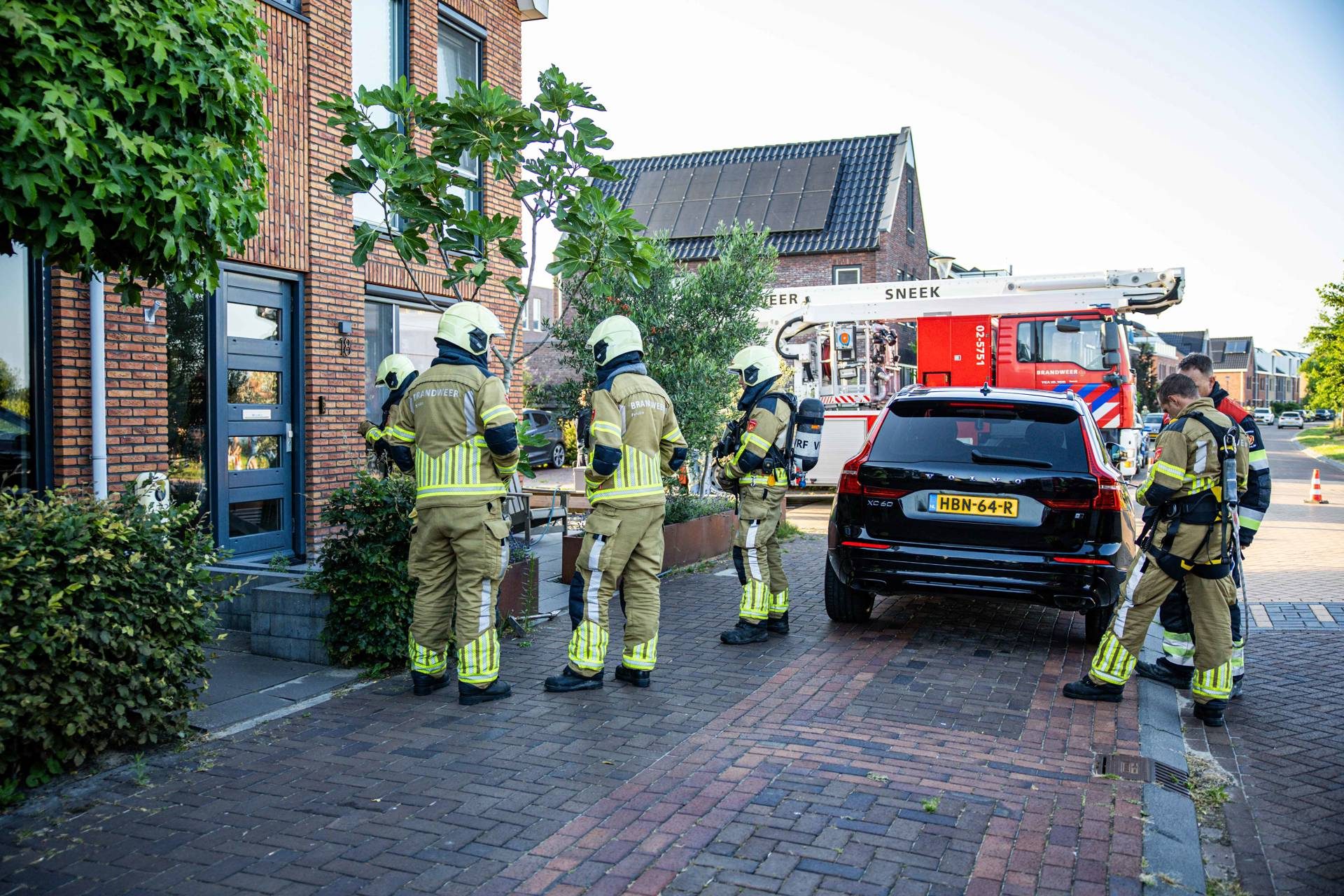 Wespennest wegbranden gaat fout, brandweer moet uitrukken