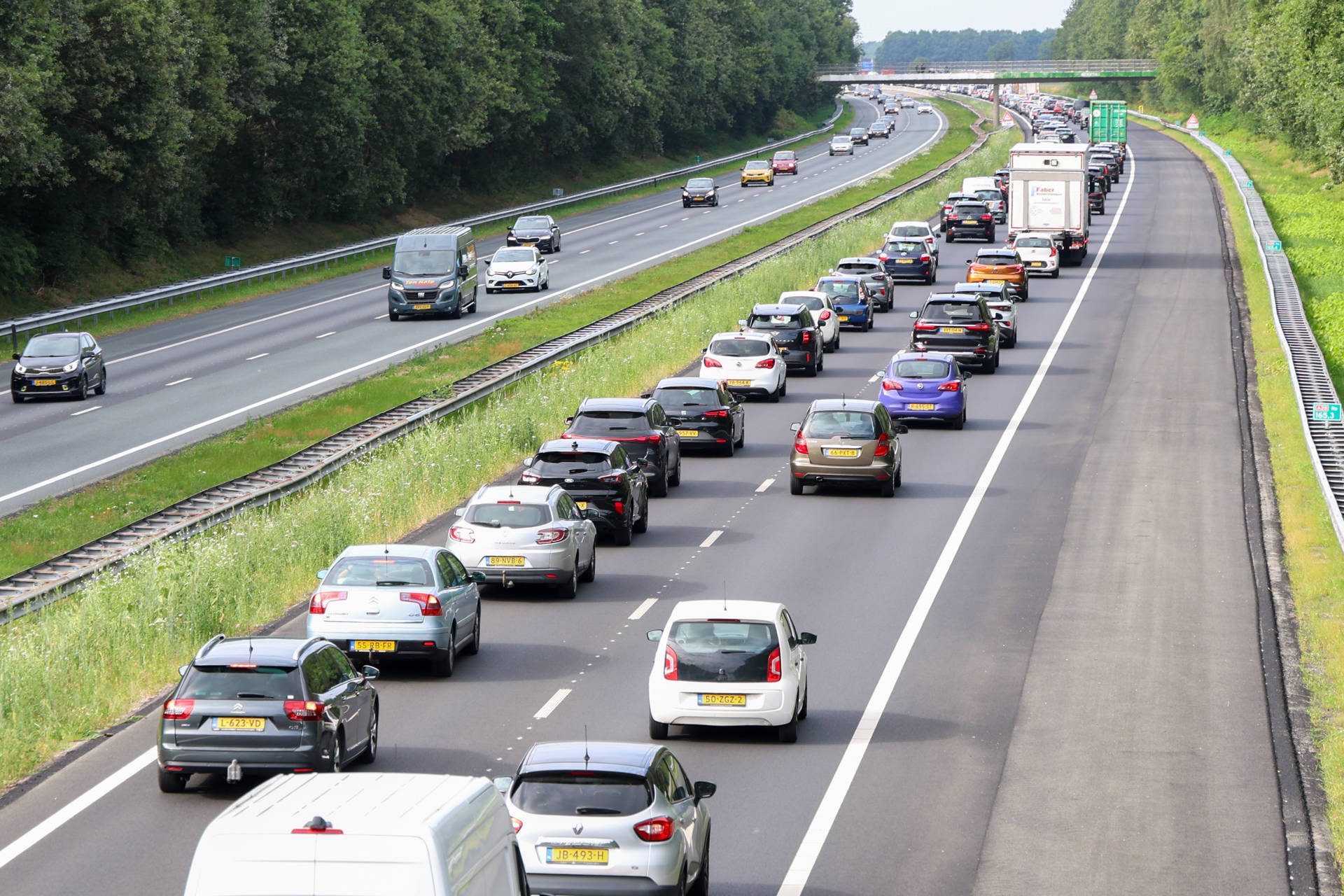 Verkeer loopt vast door gestrande vrachtwagen op snelweg