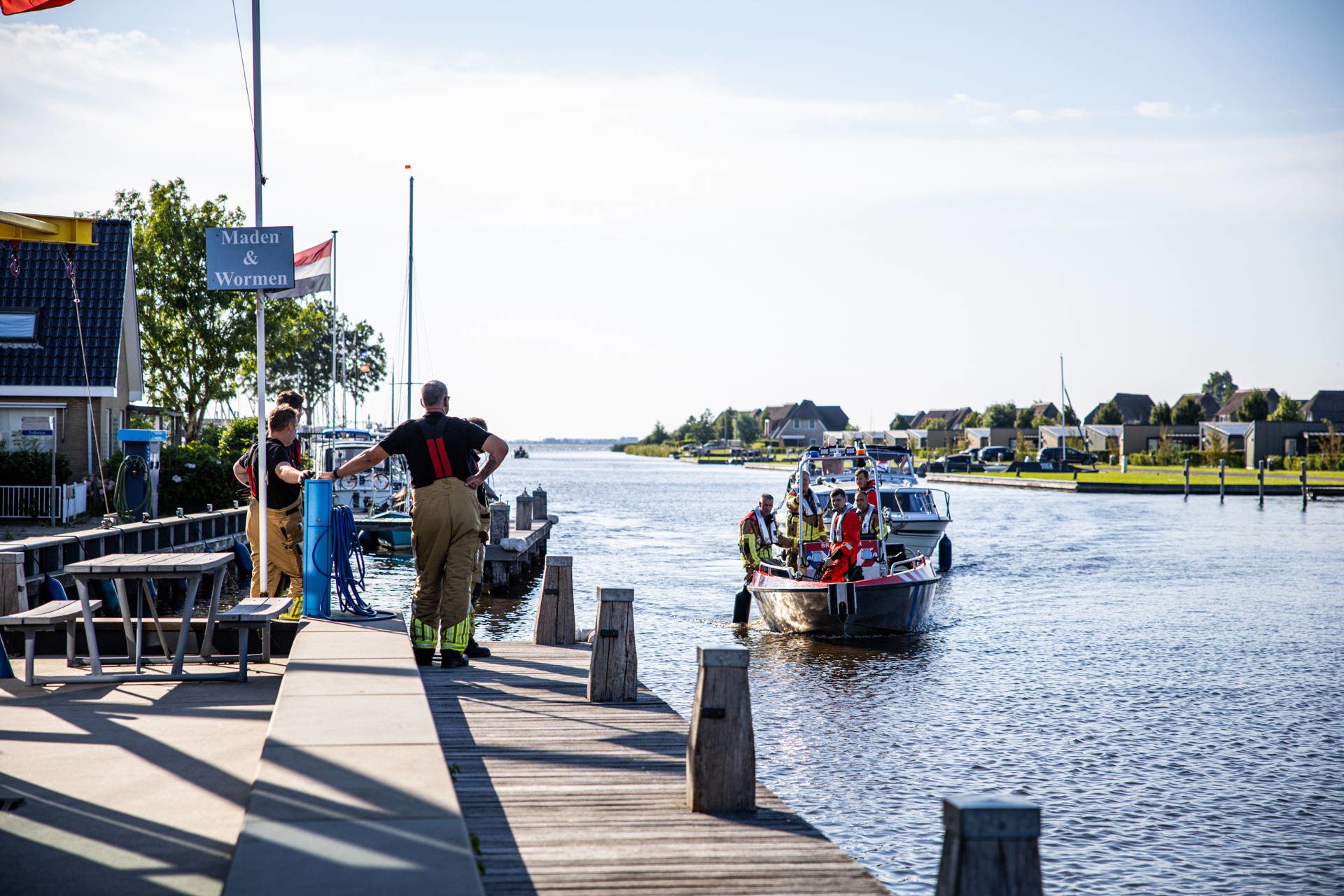 Brandweer sleept stuurloze boot weg