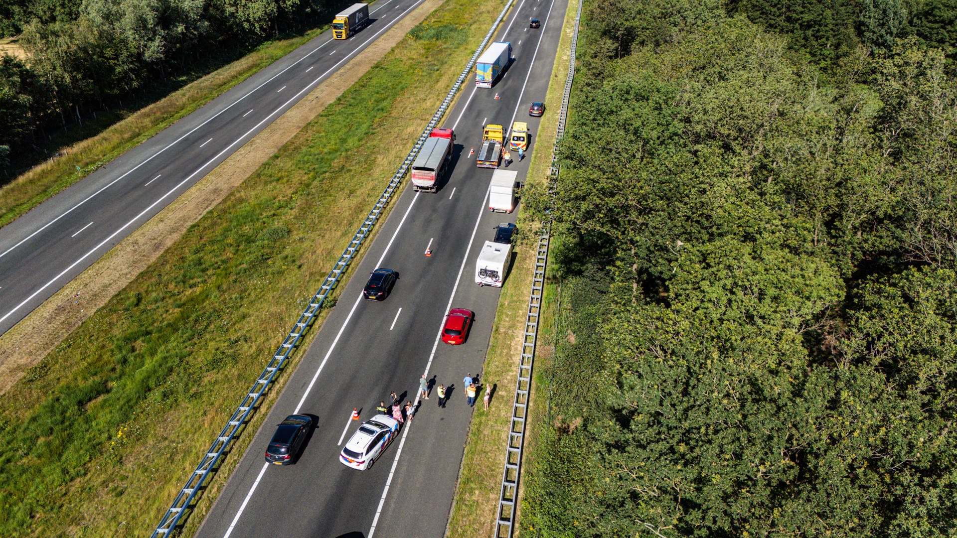 Caravan schiert op snelweg en blokkeert A37 volledig