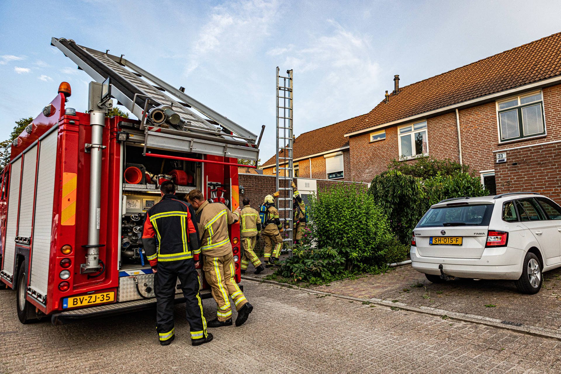 Brandweer doet onderzoek bij woning na brandmelding