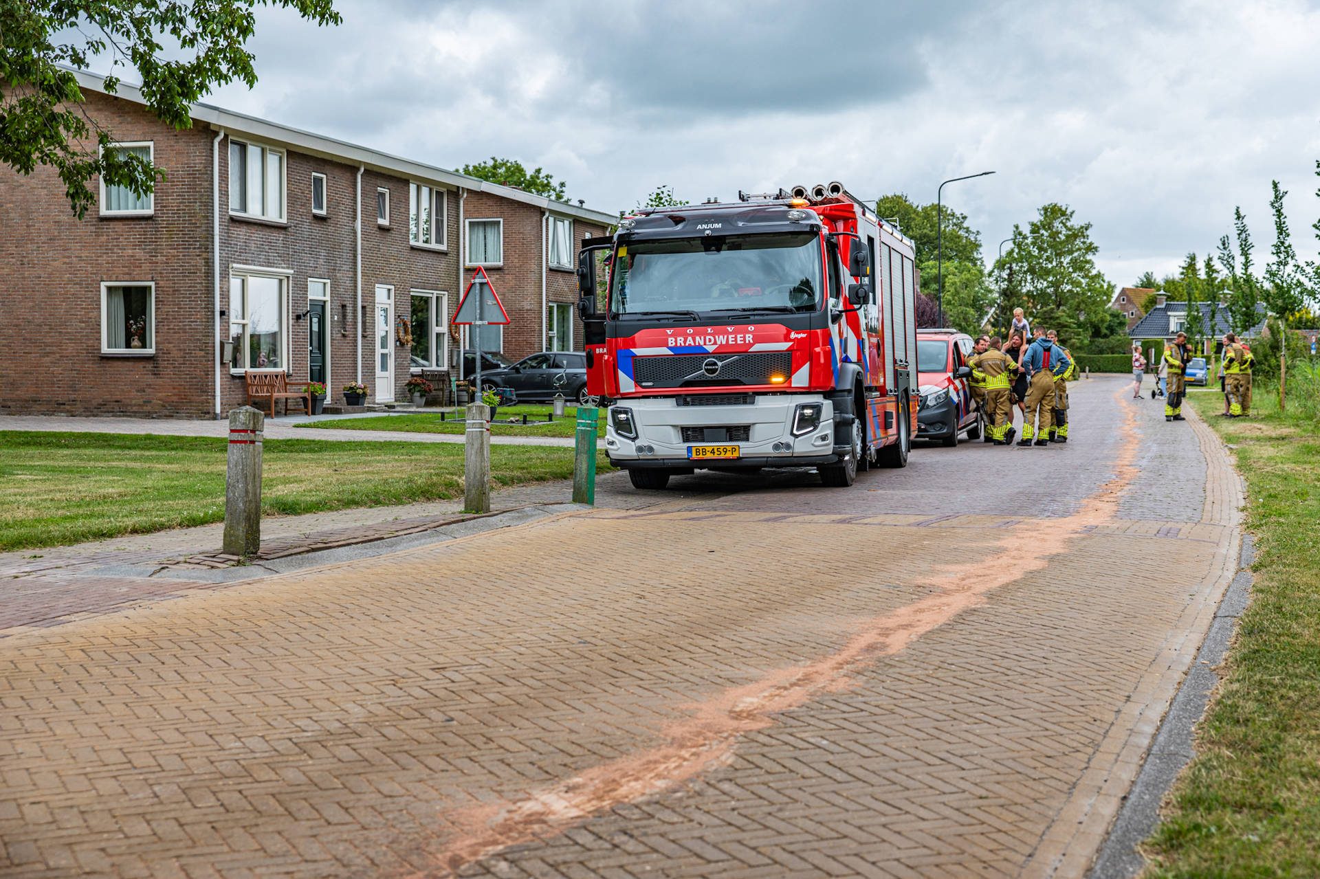 Wegdek vervuild door lang oliespoor