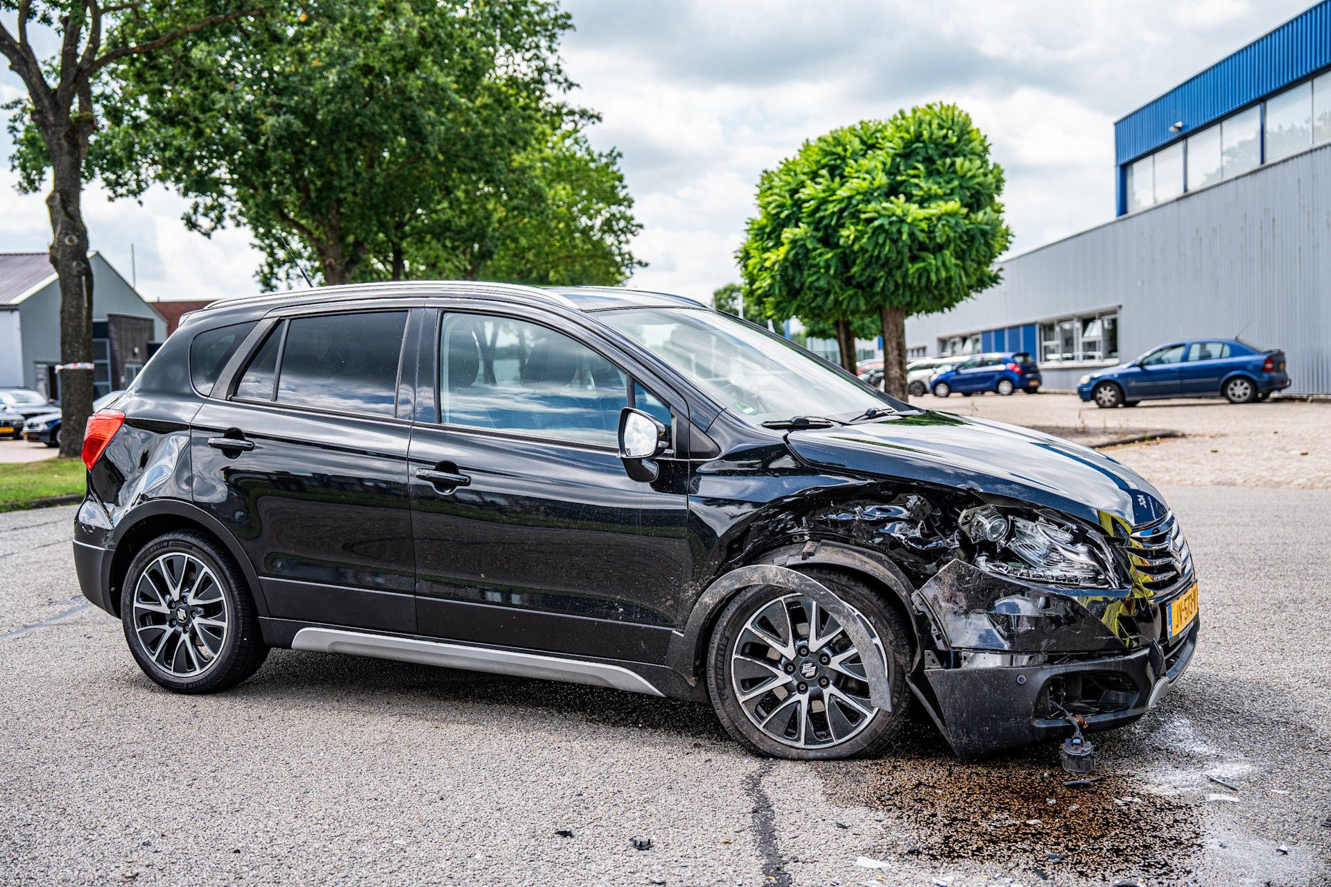 Twee auto’s botsen op kruispunt