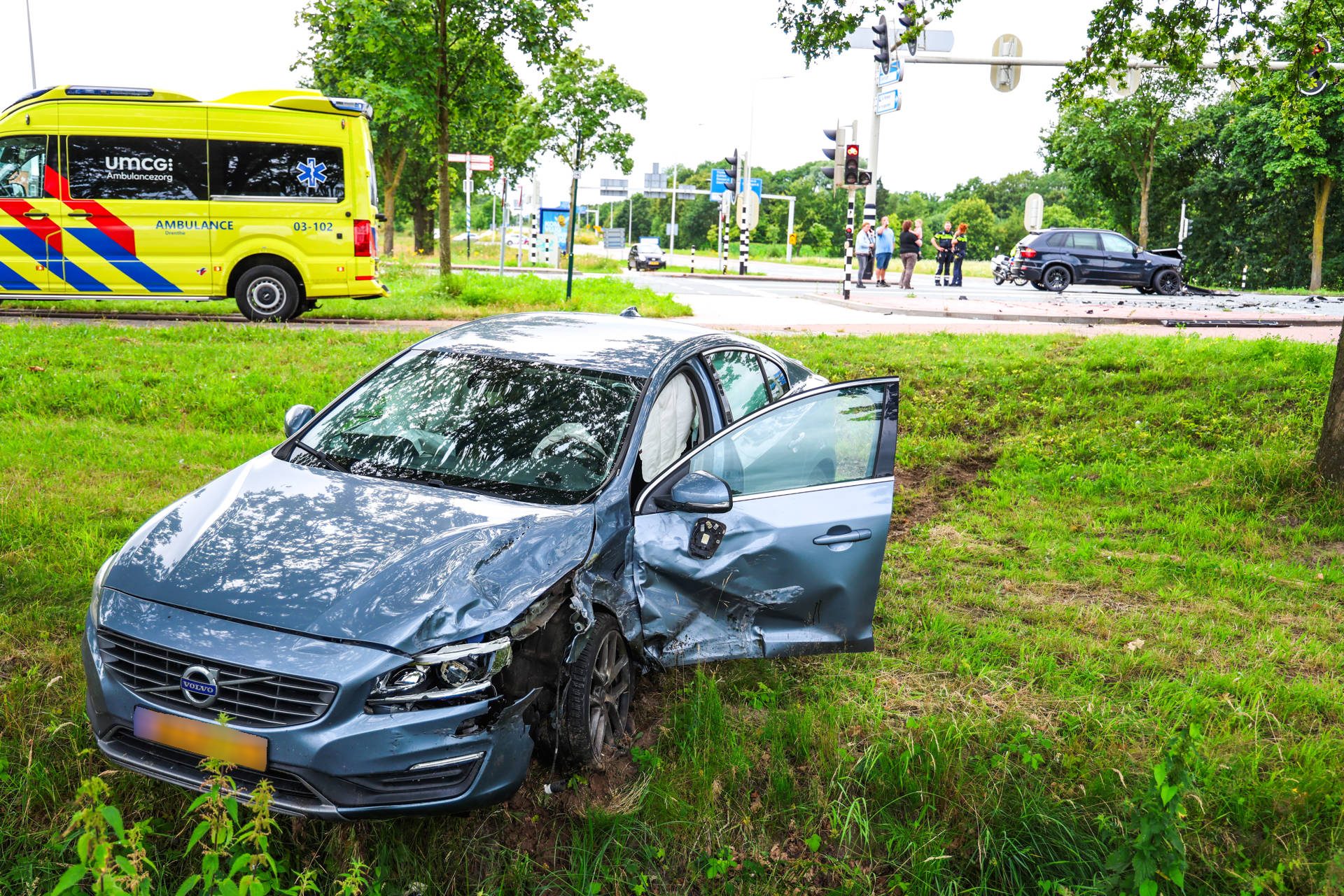 Twee auto’s botsen op kruispunt