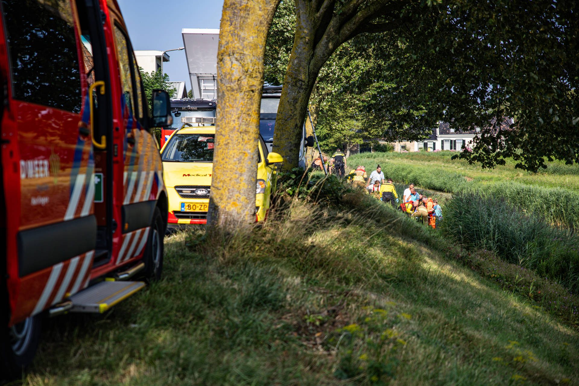 Stepbestuurder belandt in sloot, moet met spoed naar ziekenhuis