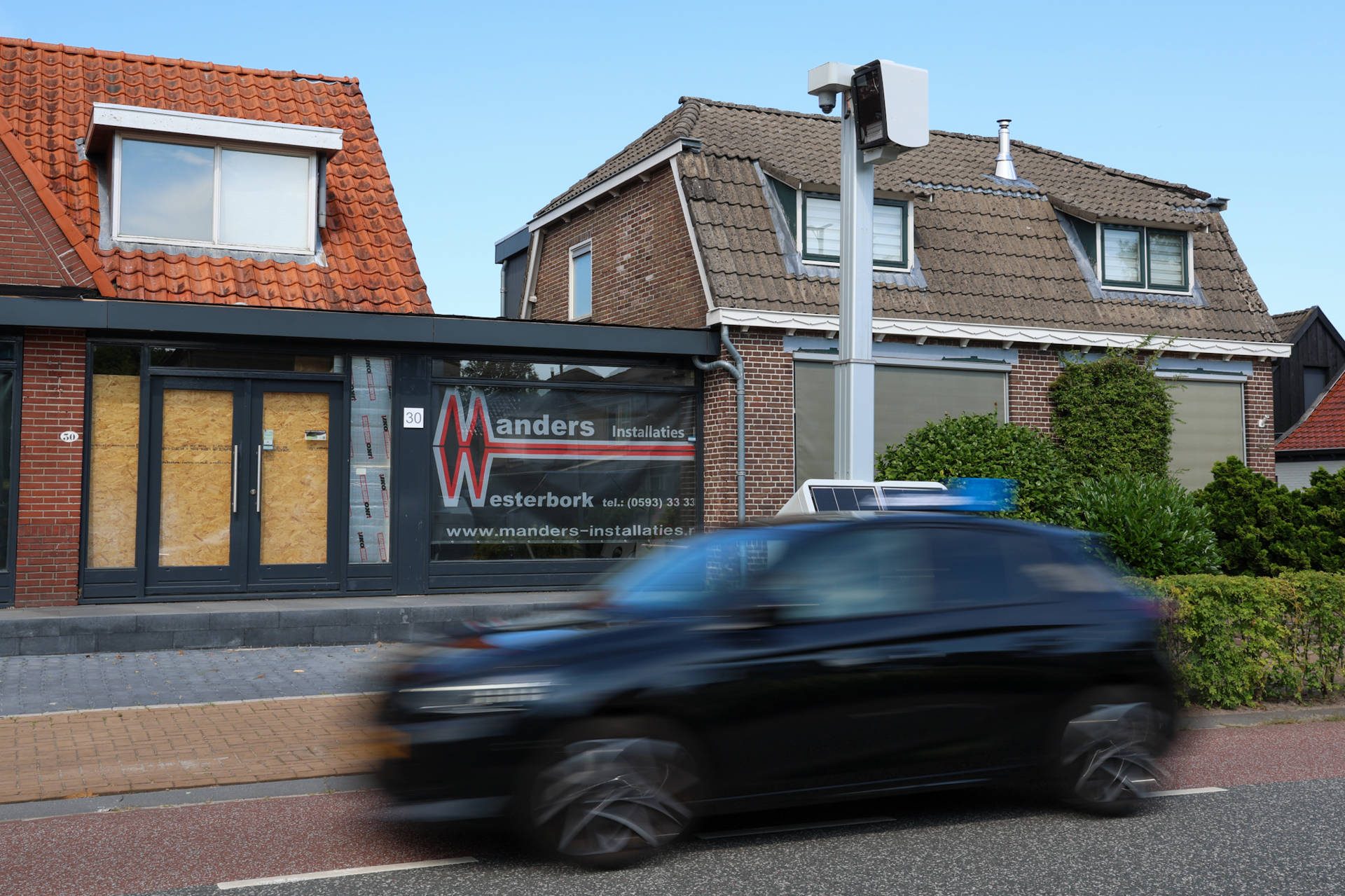 Mobiele flitser controleert bestuurders op populaire toegangsweg