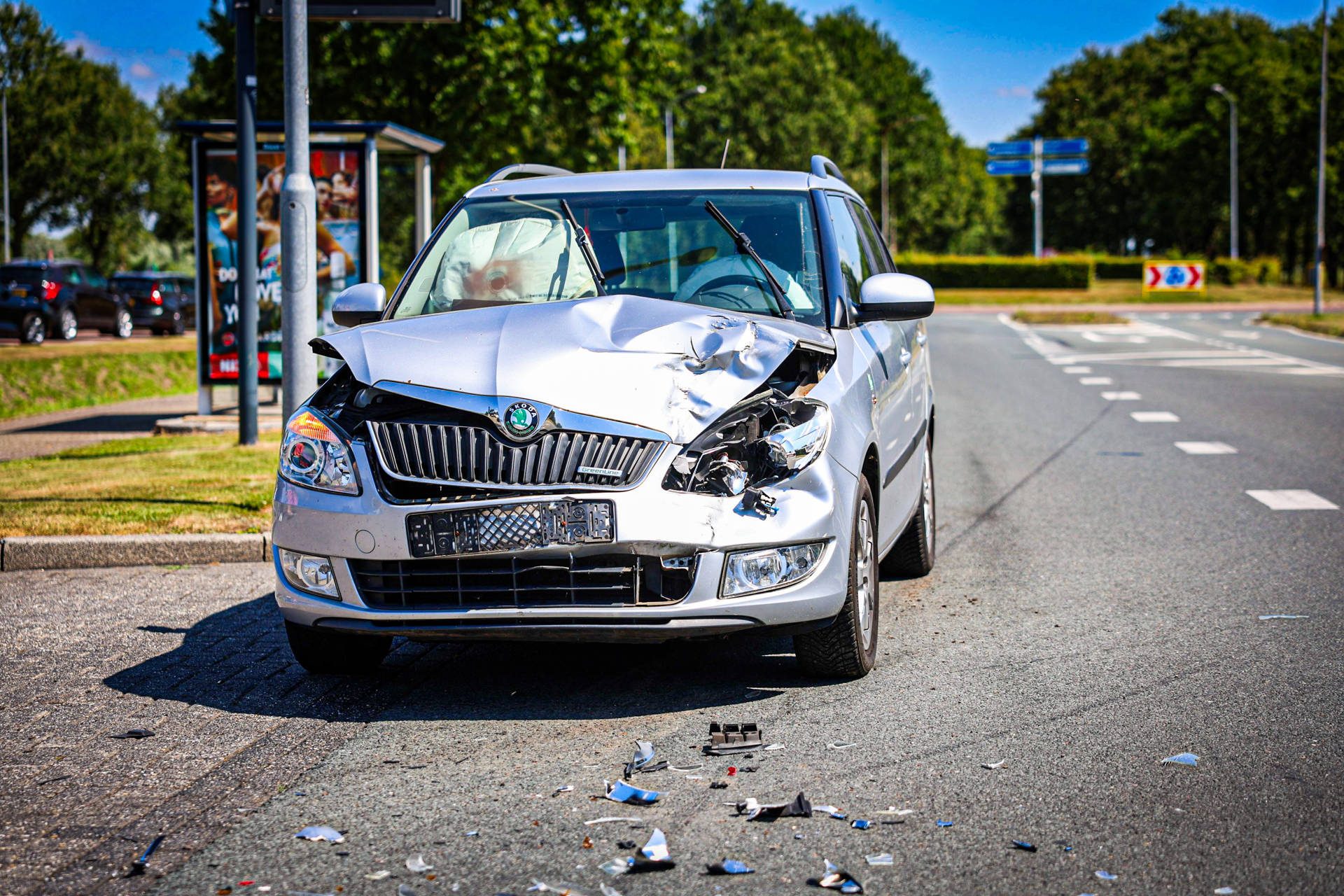 Personenauto botst achterop busje