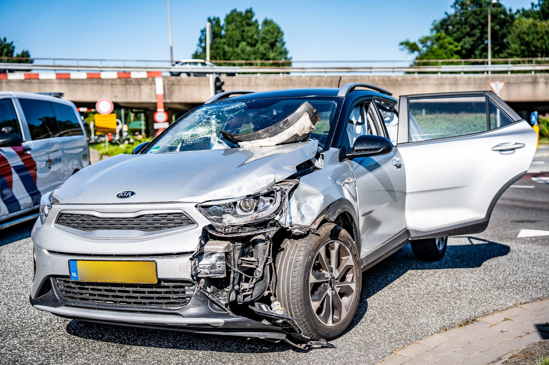 Schade na botsing tussen bus en auto