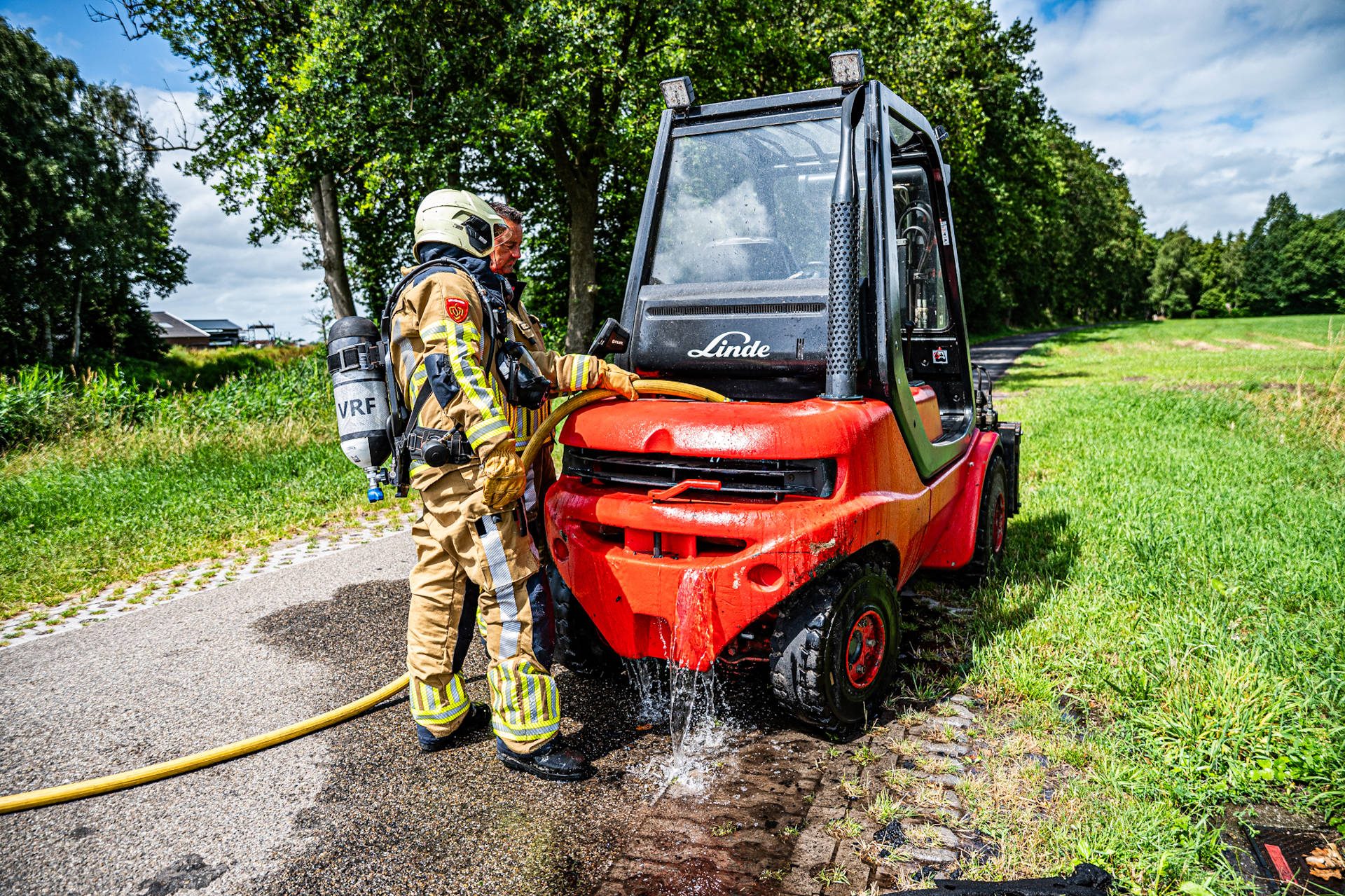 Brandweer blust brand in heftruck