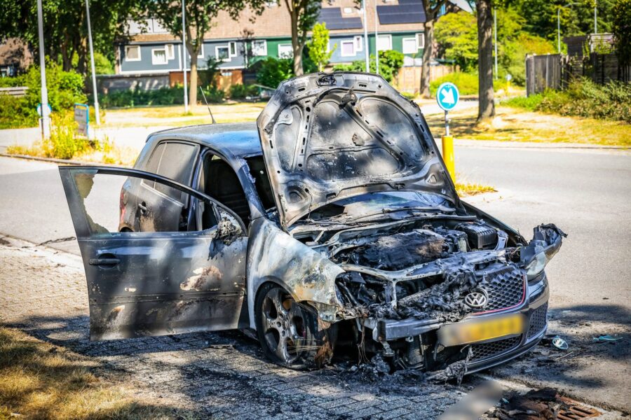 Auto vliegt in brand en brandt volledig uit aan de voorzijde