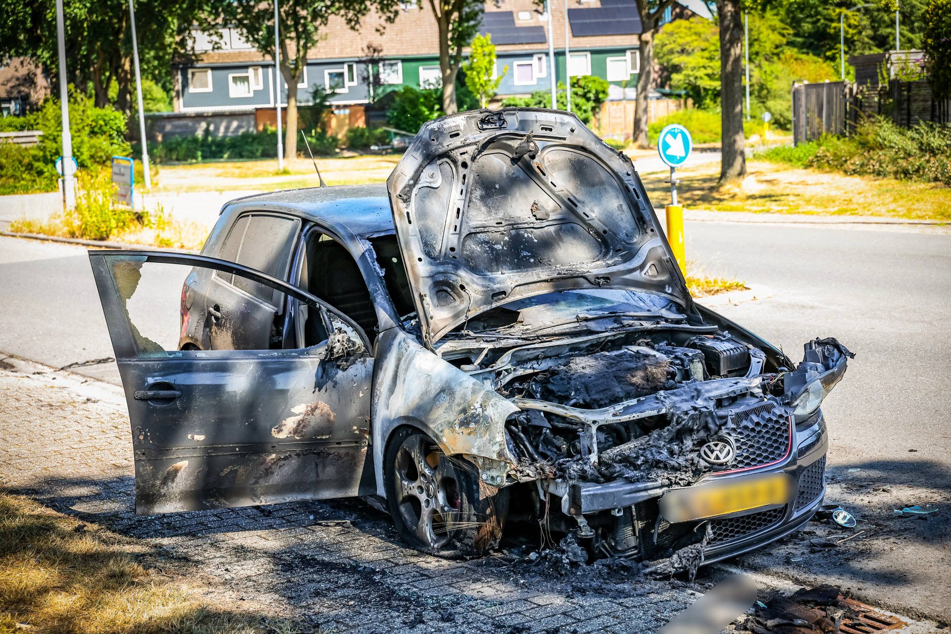 Auto vliegt in brand en brandt volledig uit aan de voorzijde