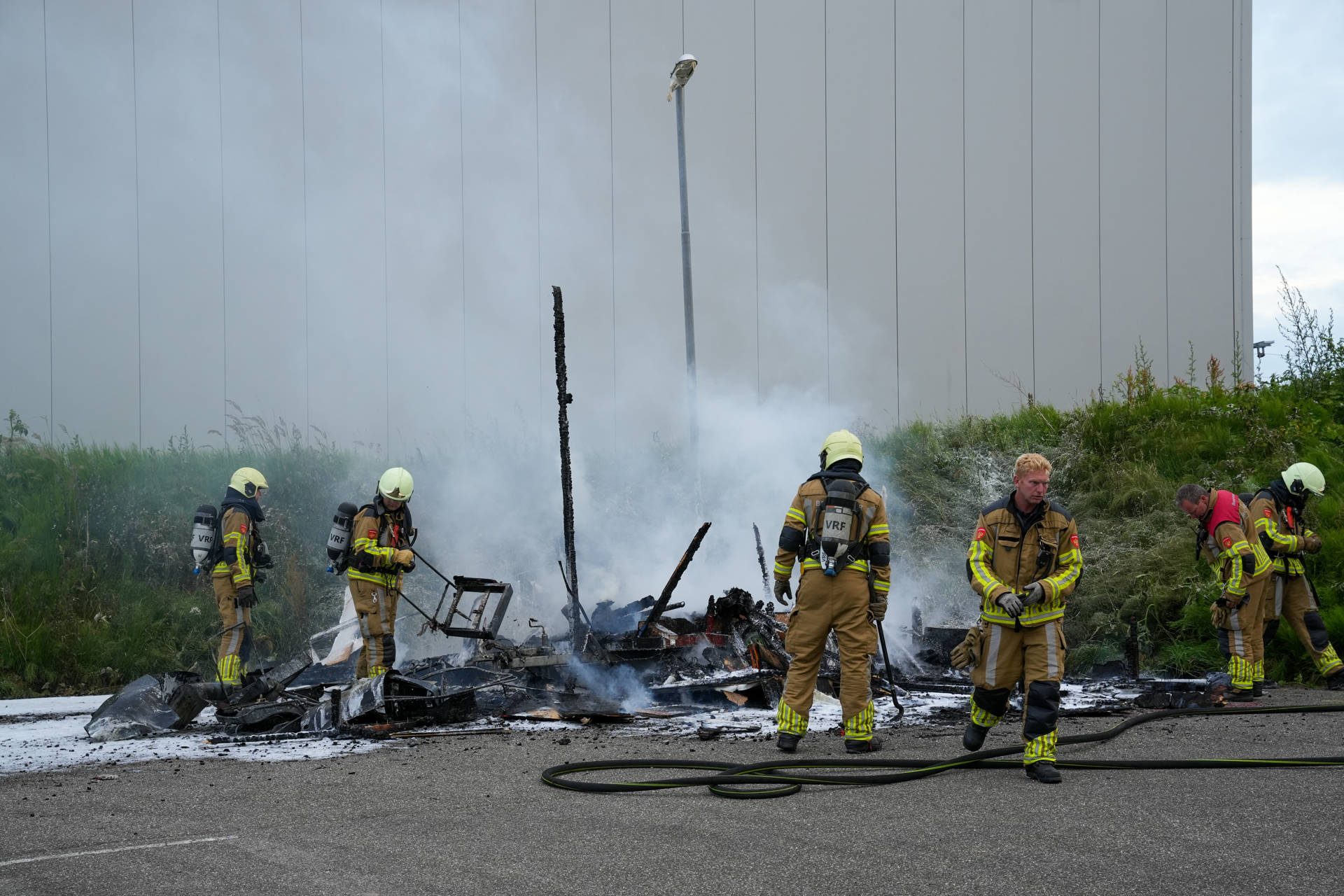 Keet volledig afgebrand op bedrijfsterrein