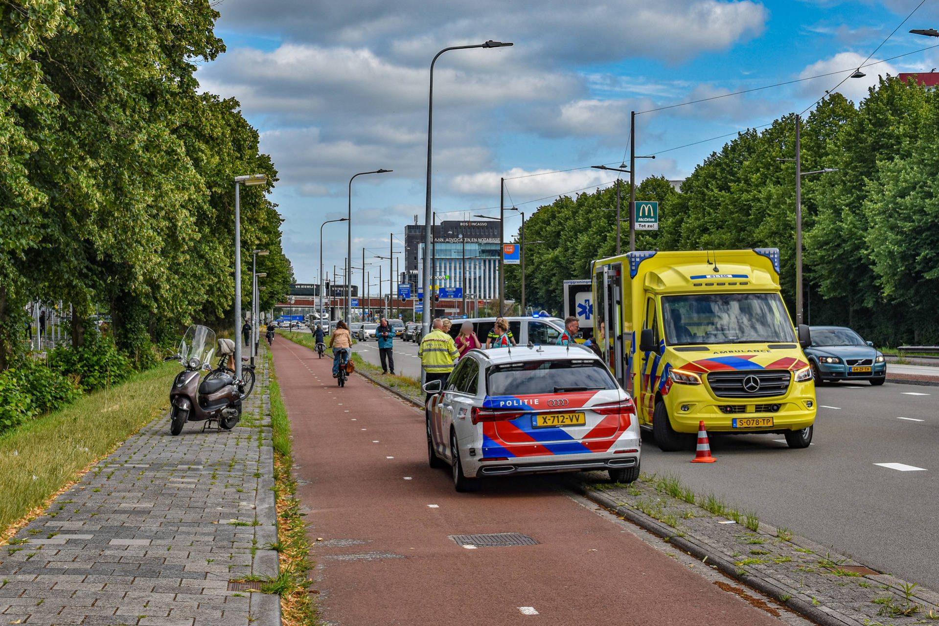 Scooterrijder naar ziekenhuis na botsing met fietser