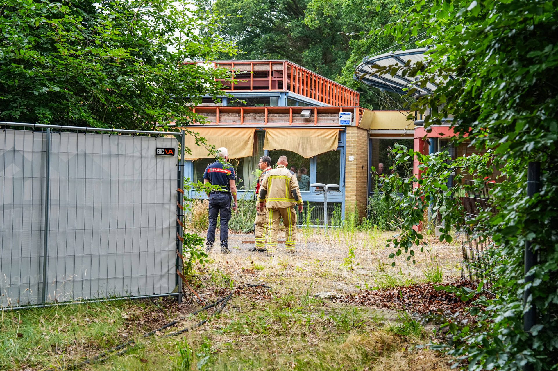 Persoon steekt afval aan bij verlaten gebouw, brand snel geblust