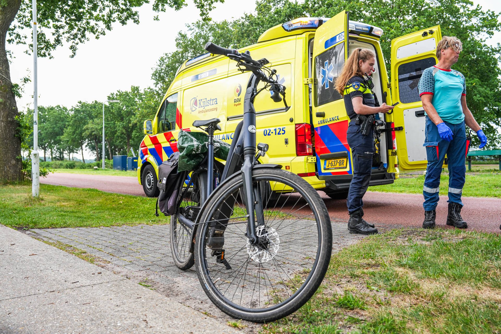 Auto botst op fietser: man valt hard en wordt naar spoedeisende hulp gebracht