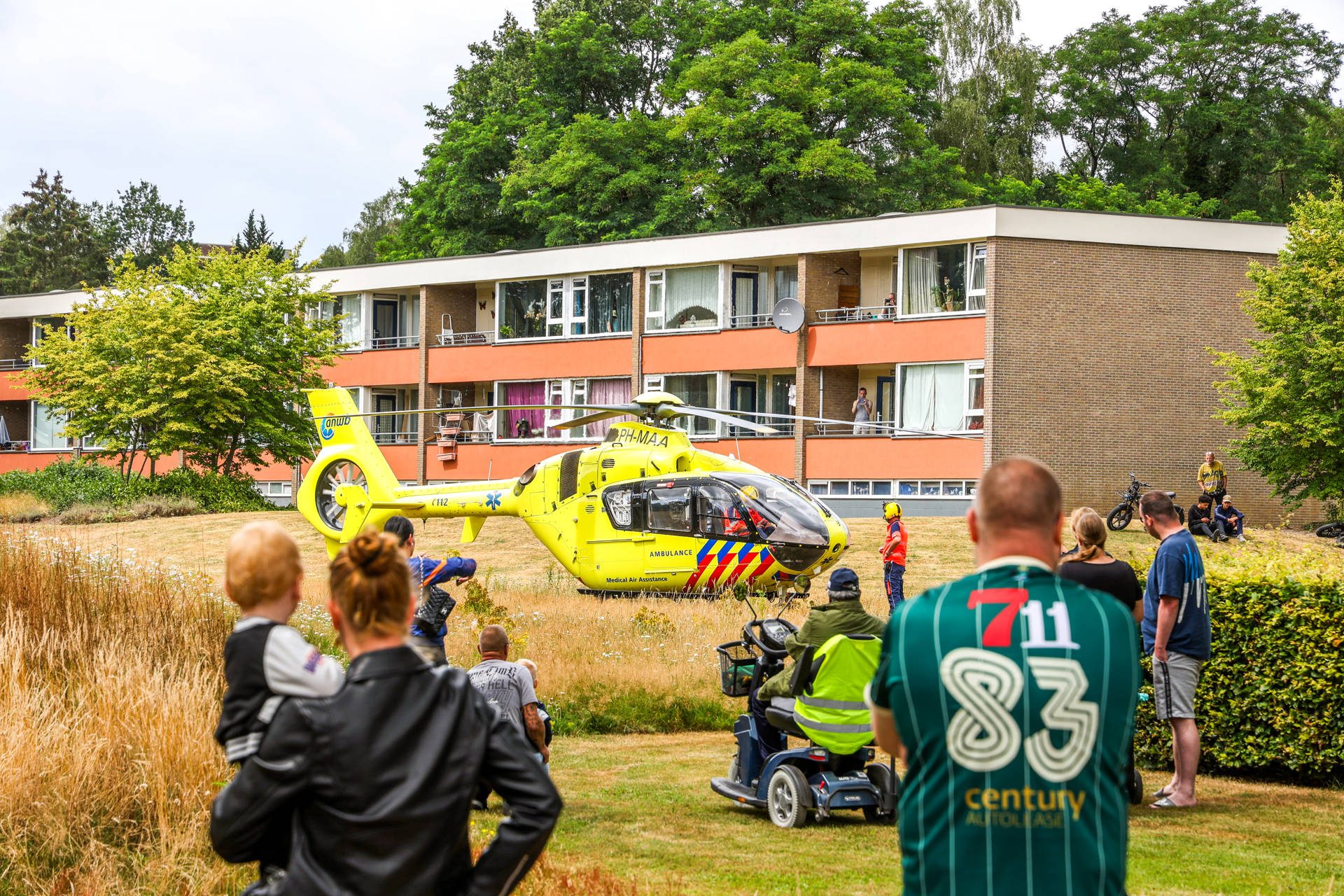 Traumahelikopter trekt massaal publiek bij spannende landing in woonwijk
