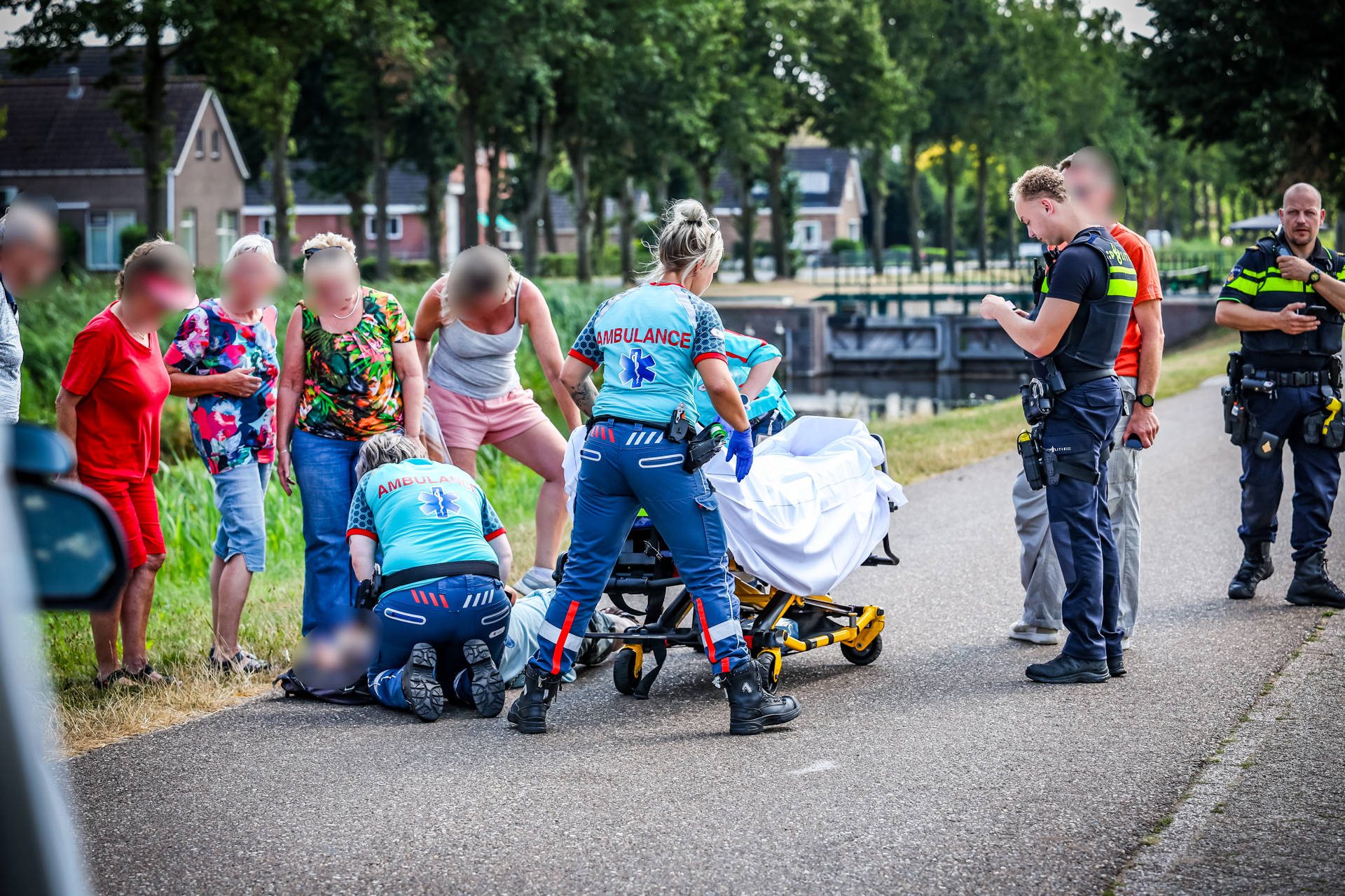 Fietser botst op auto met paardentrailer en raakt gewond