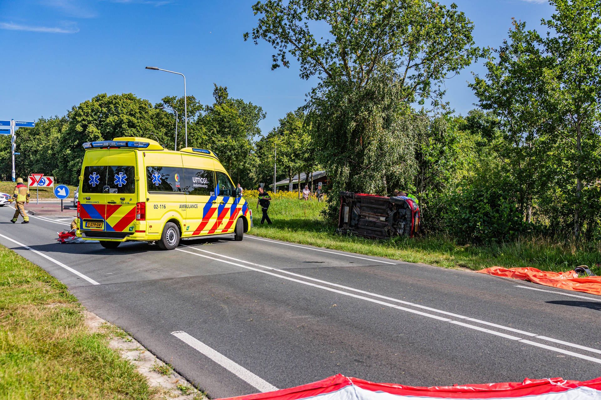 Automobilist belandt op zijkant naast weg