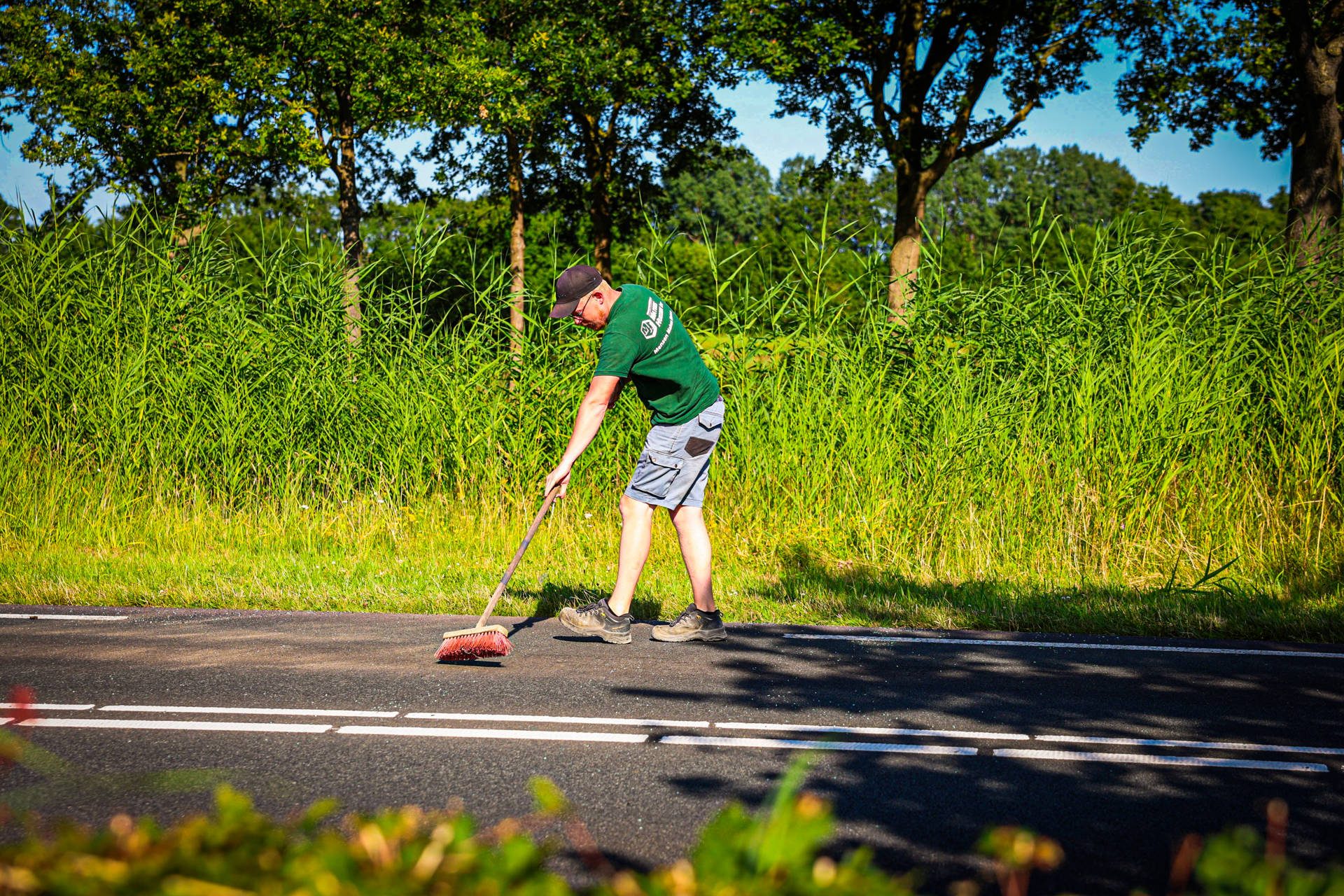 Weg afgesloten vanwege grote hoeveelheid glas op weg