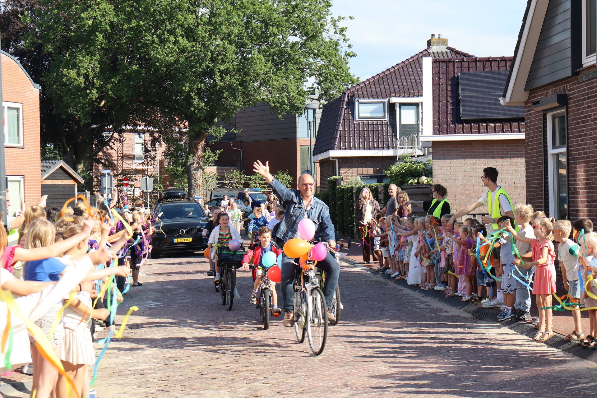 Veertig jaar voor de klas: geliefde meester neemt afscheid na indrukwekkende carrière