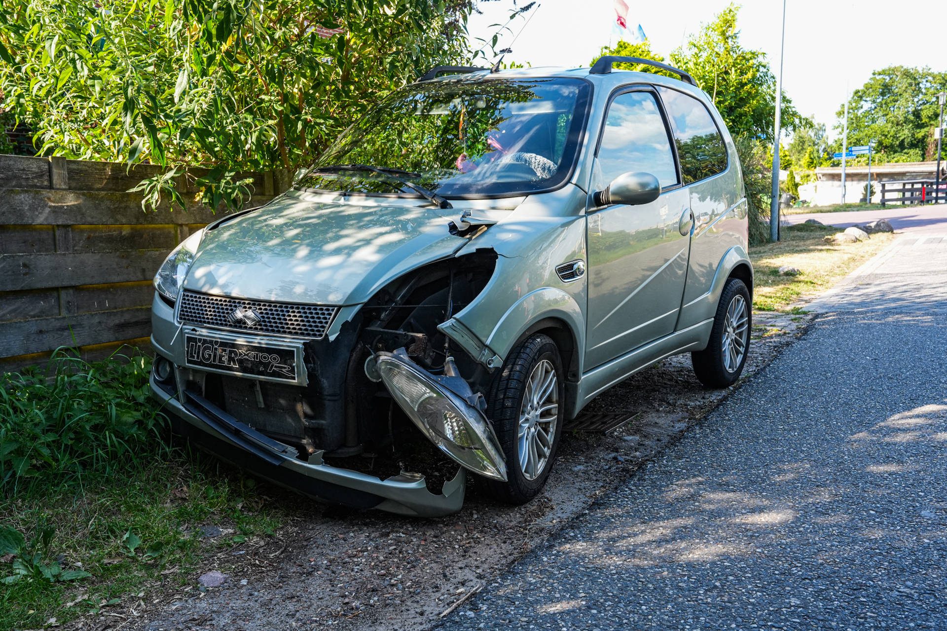 Fietsster lichtgewond na botsing met brommobiel