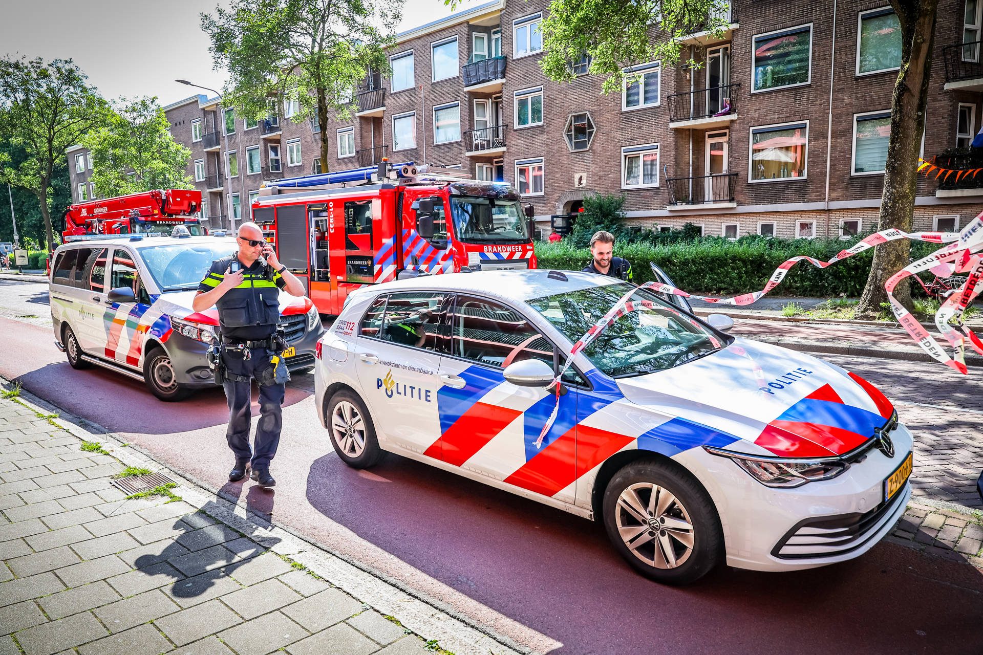 Brandweer blust woningbrand