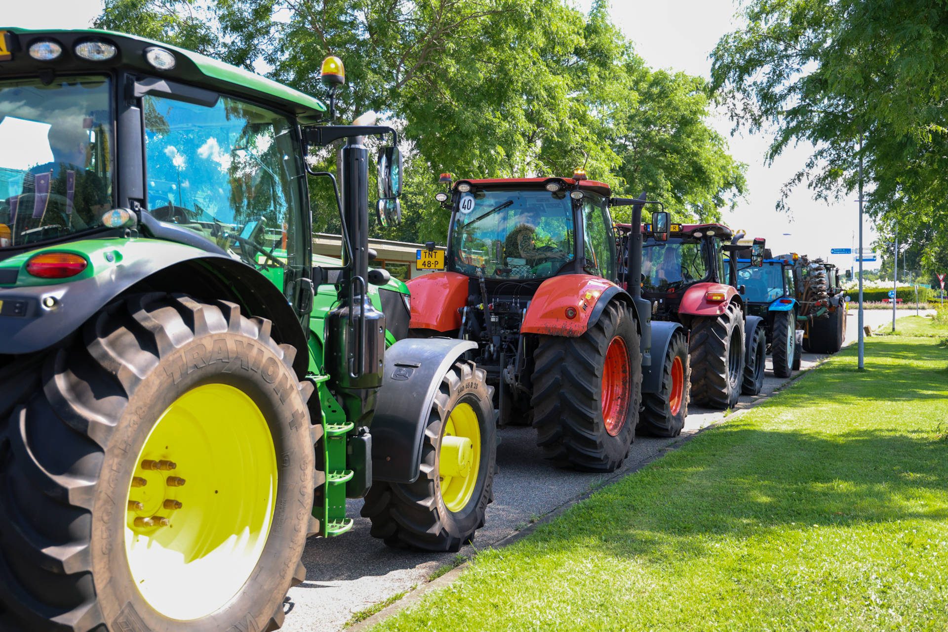 Boeren onderweg naar provinciehuis