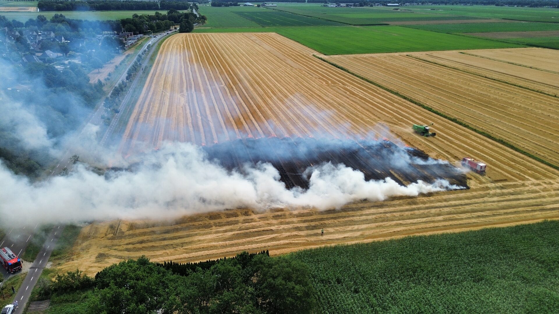 Akkerbrand zorgt voor flinke rookontwikkeling en schade