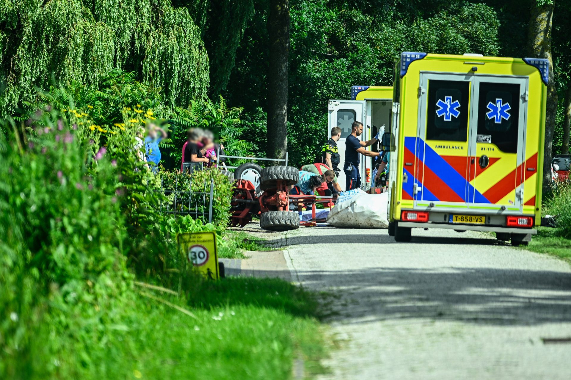 Persoon ernstig gewond na ongeval met minitrekker