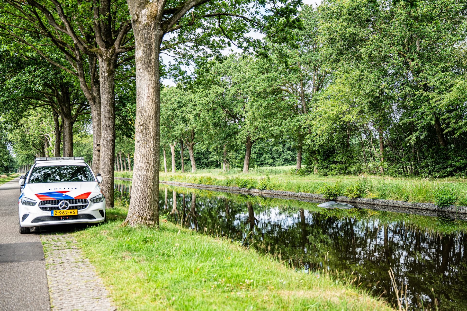 Auto belandt in water in Lippenhuizen