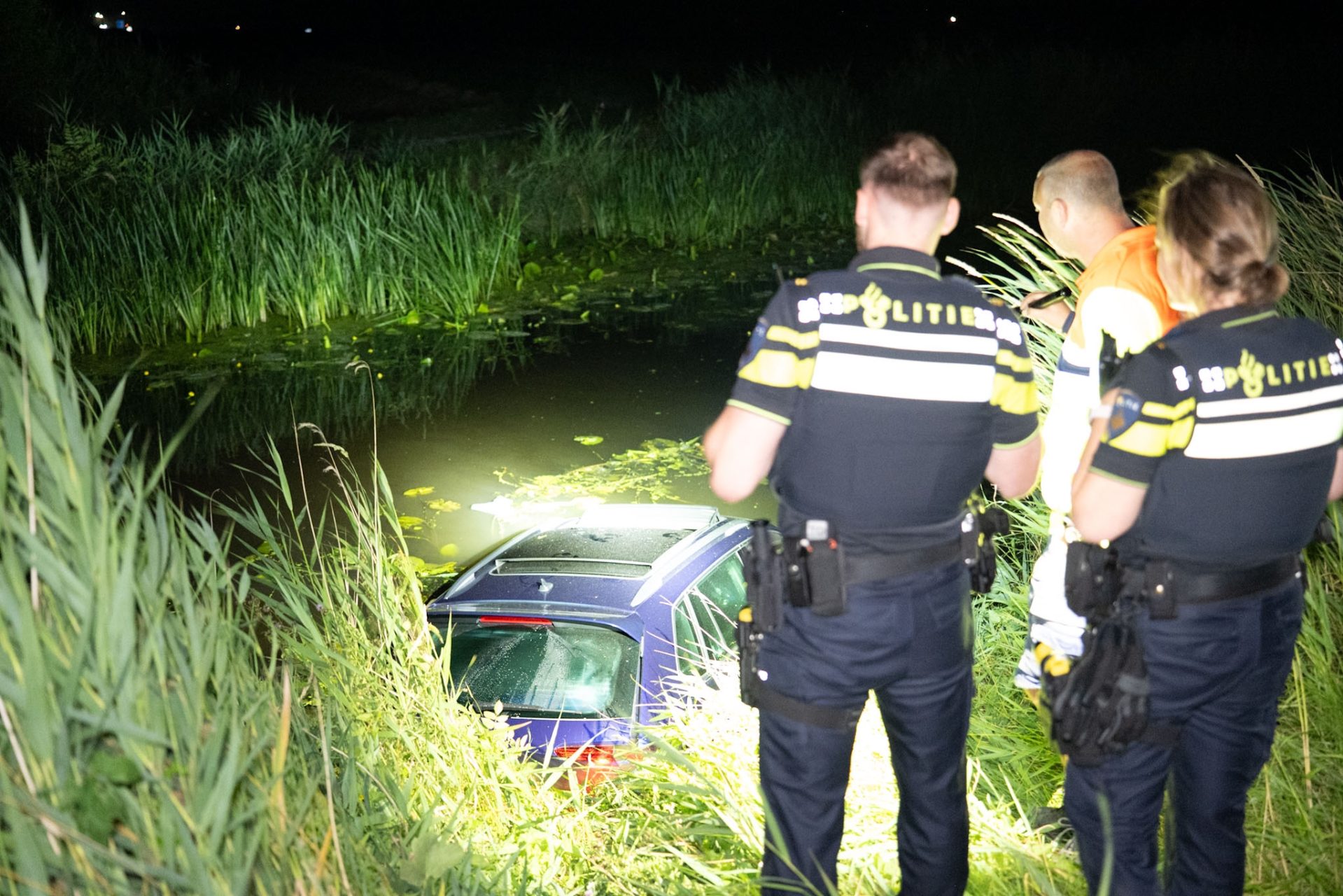 Man (24) verdacht van rijden onder invloed na auto te water