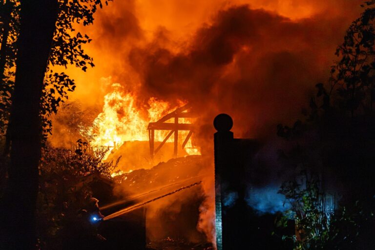 Grote brand legt monumentale boerderij in de as