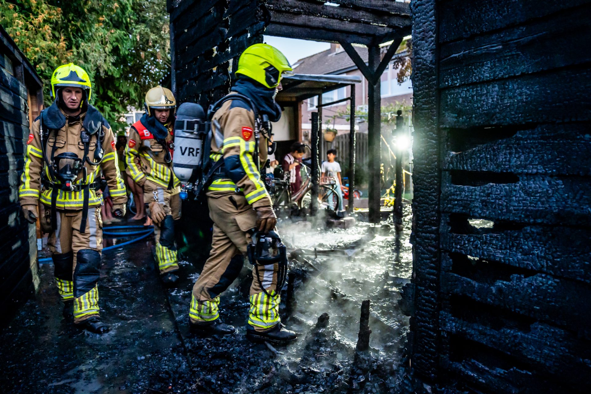 Schuur uitgebrand, waterleiding knapt tijdens inzet