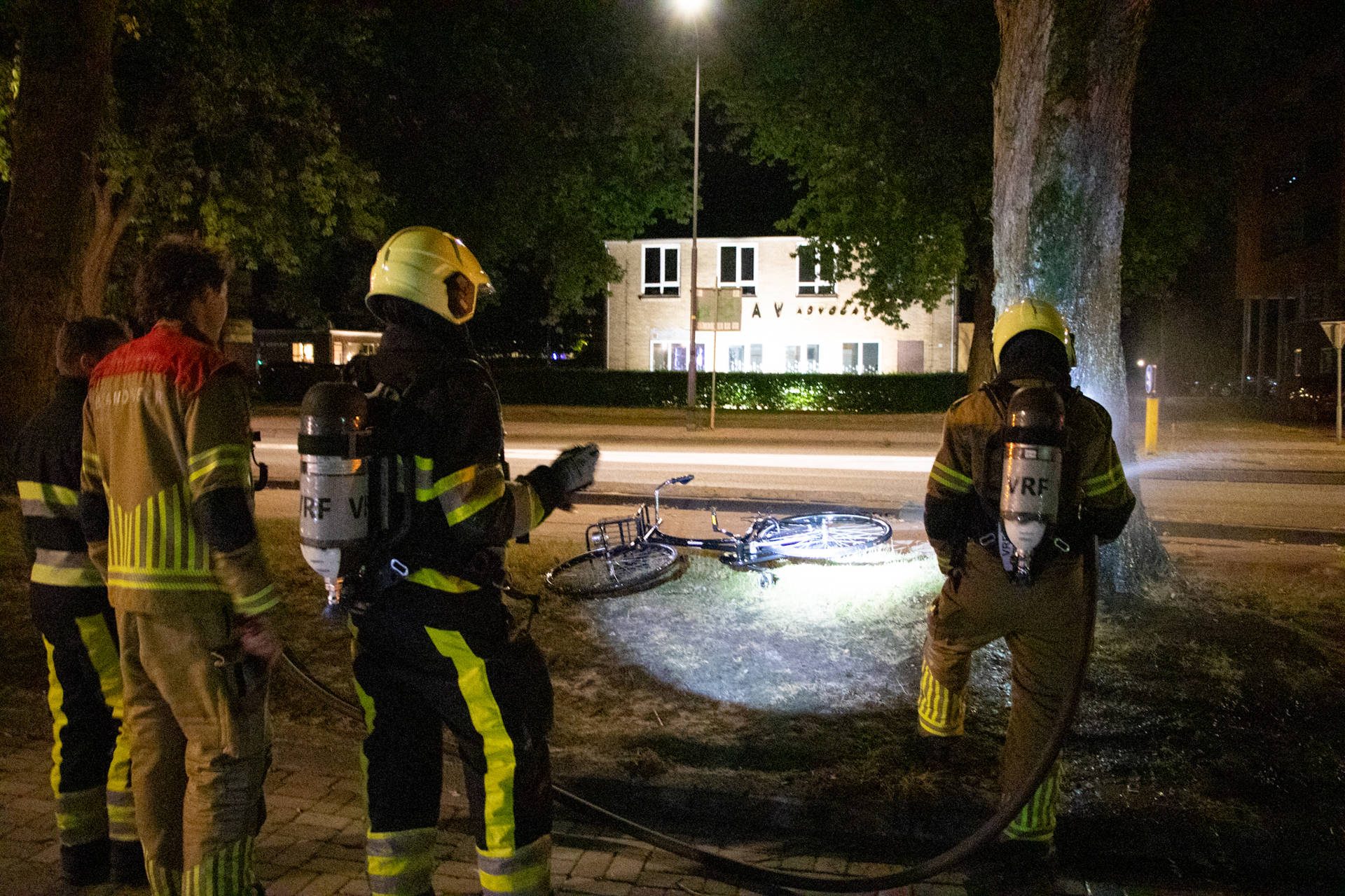 Brandweer blust brandende fiets tegen boom in Heerenveen