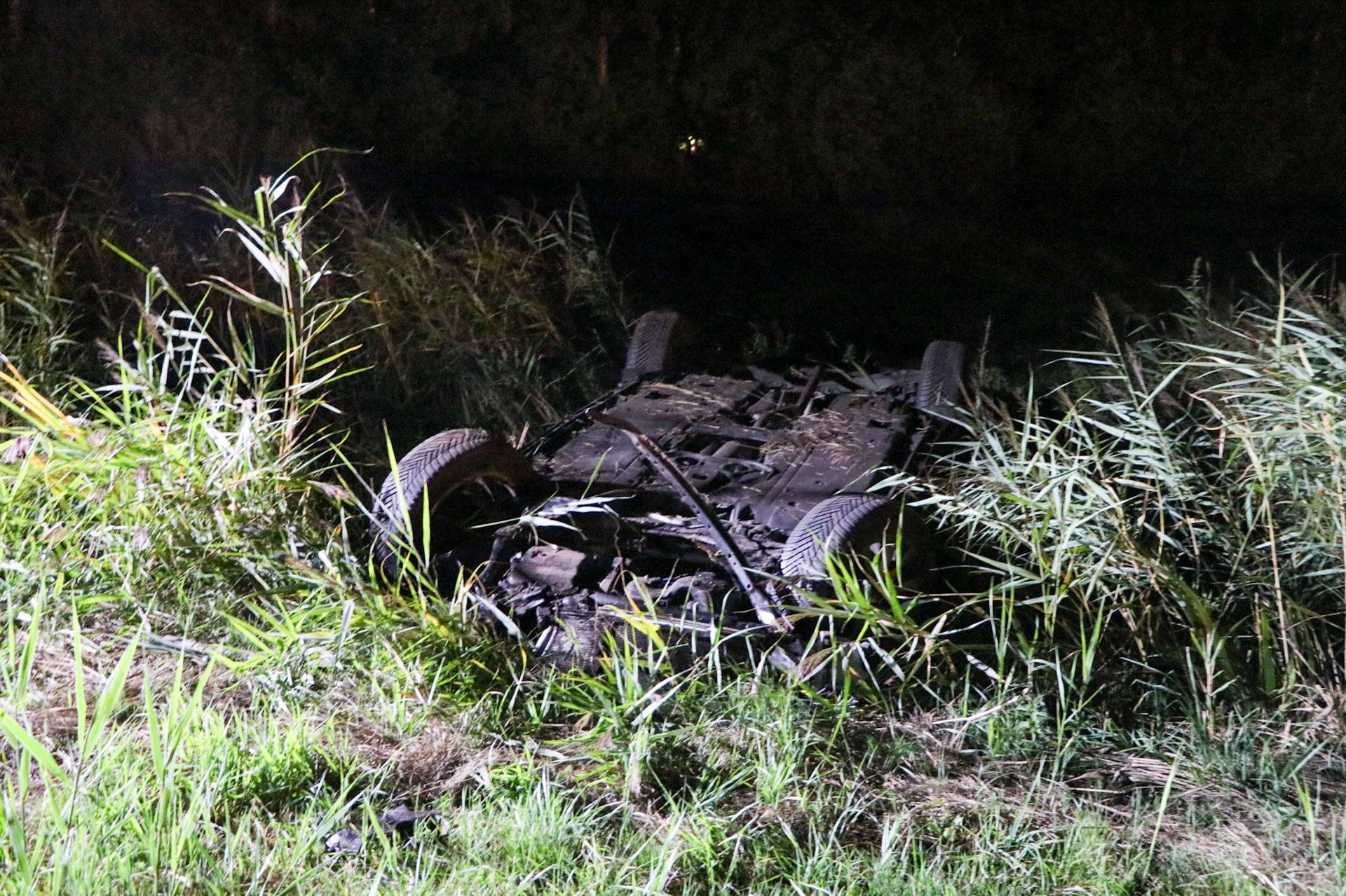 Auto crasht in sloot in Sint Nicolaasga, drie gewonden