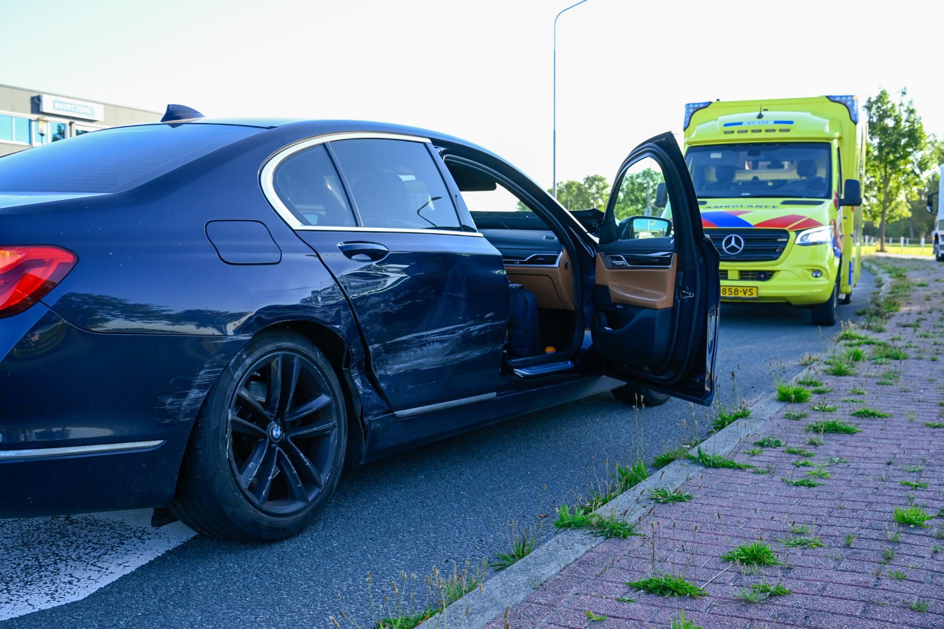 Botsing op kruising, één persoon lichtgewond