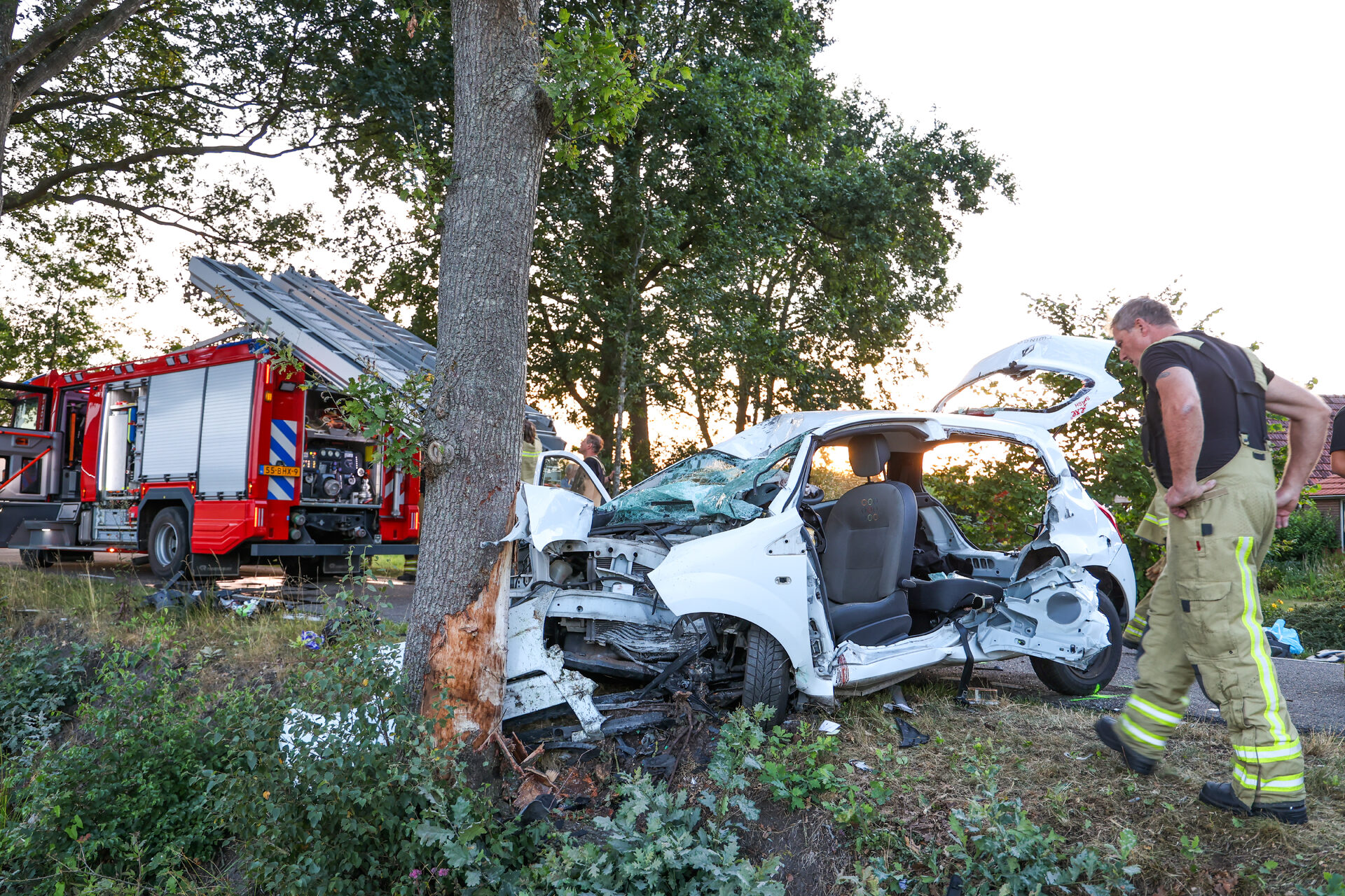 Automobilist ernstig gewond na botsing tegen boom