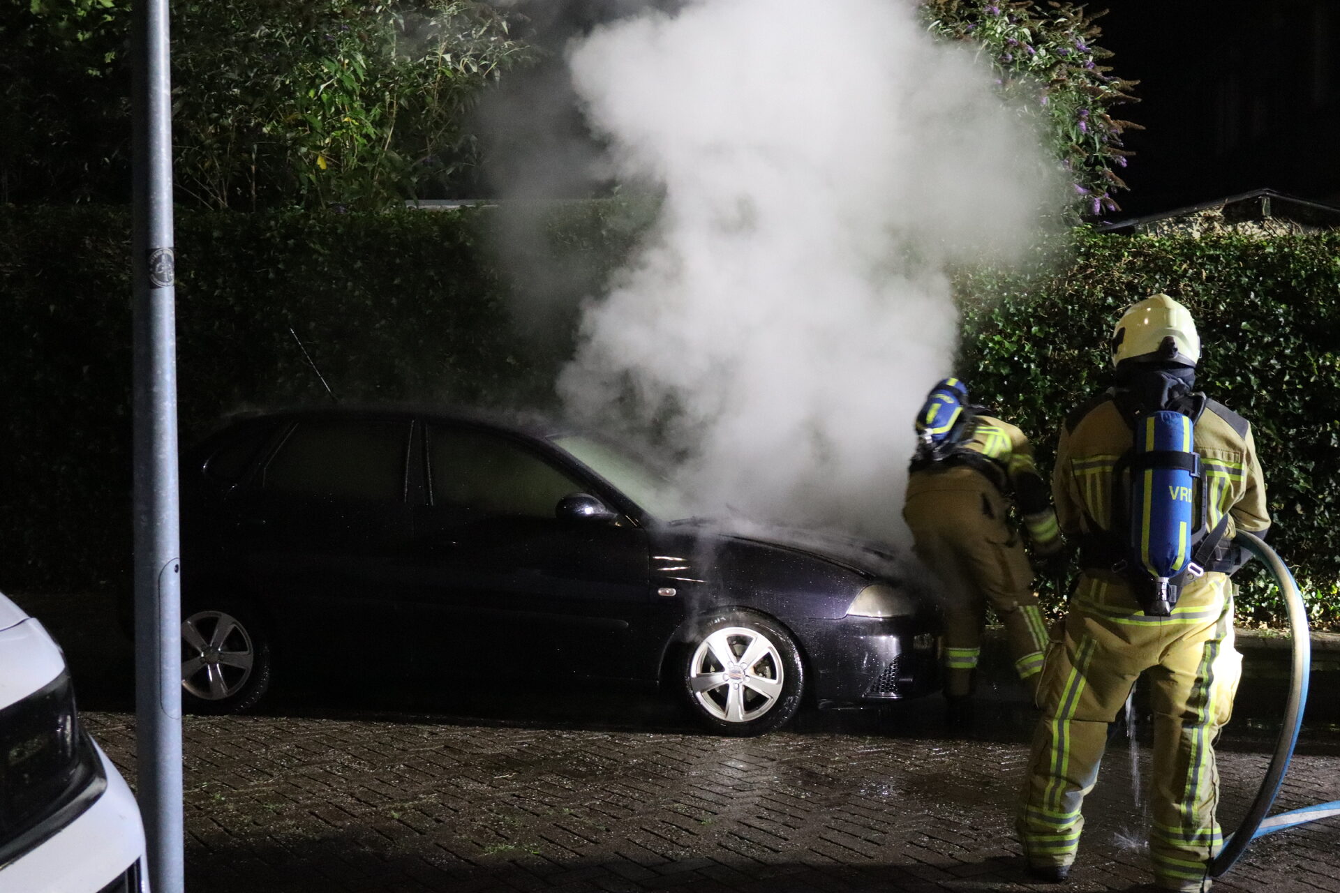 Auto uitgebrand, oorzaak nog onbekend