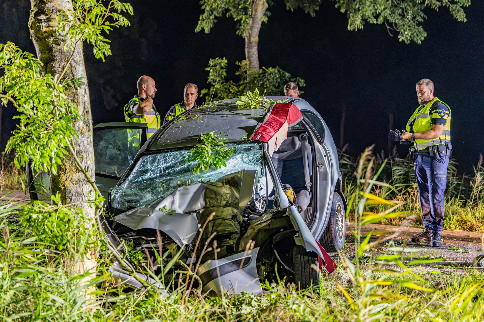 Automobilist zwaargewond na botsing tegen boom