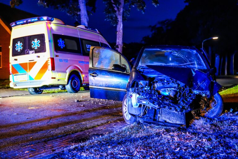 Twee gewonden na botsing tegen boom, lachgastank aangetroffen