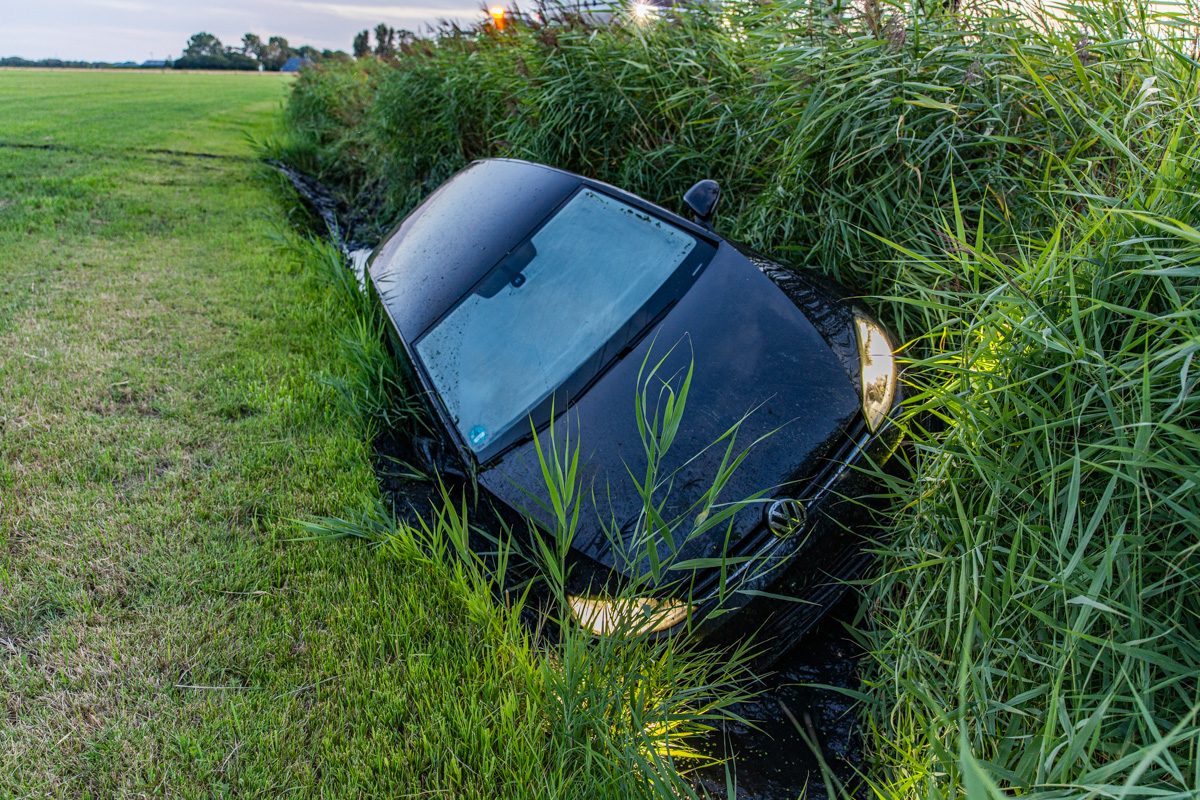 Automobilist verliest macht over het stuur en eindigt in sloot