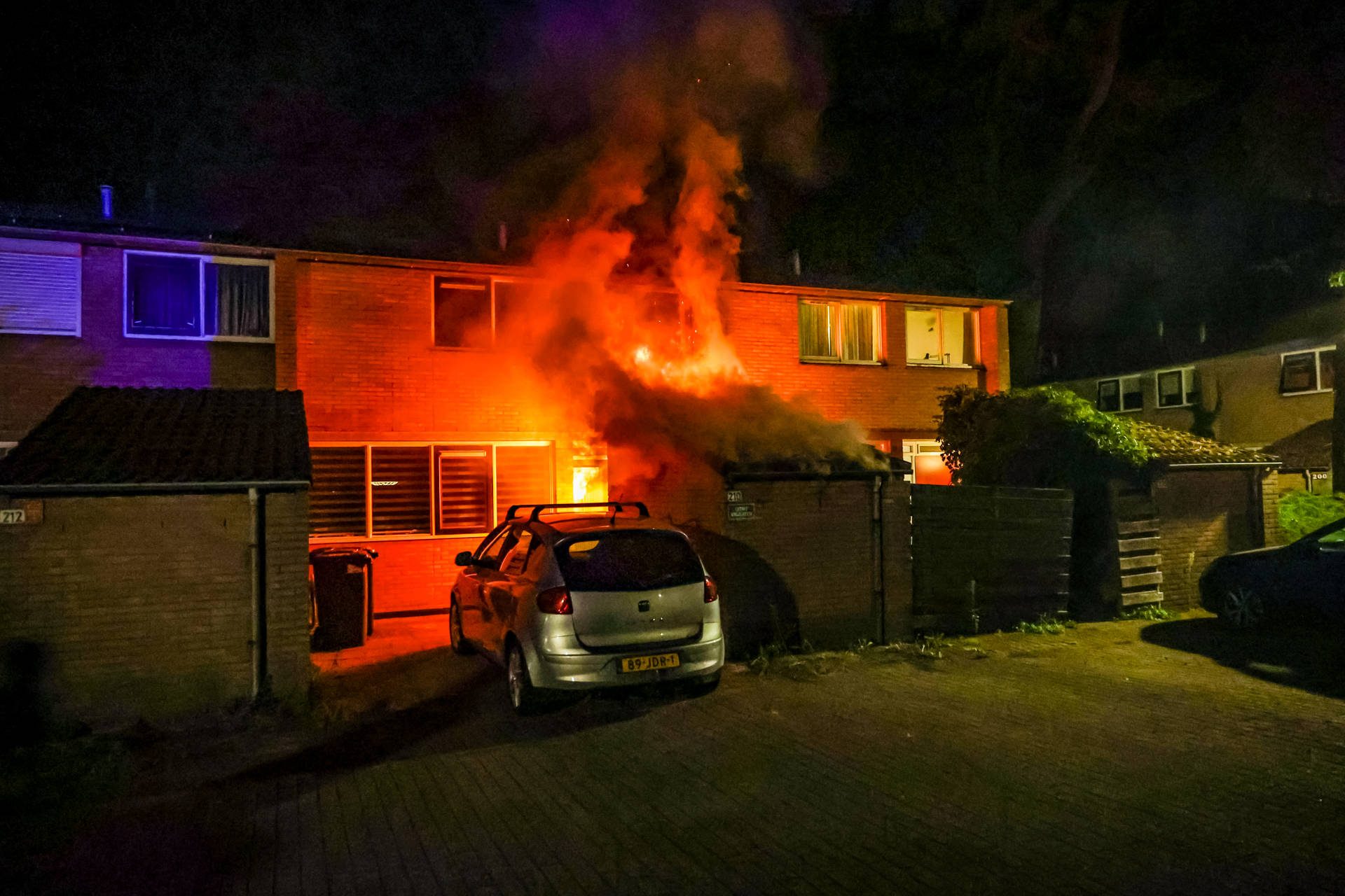 Felle brand verwoest schuur naast woning