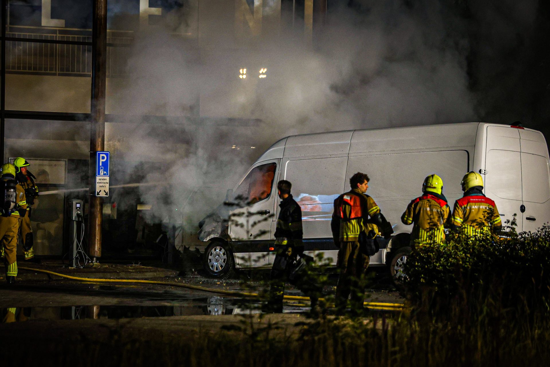 Elektrische bestelbus vliegt in brand tijdens opladen