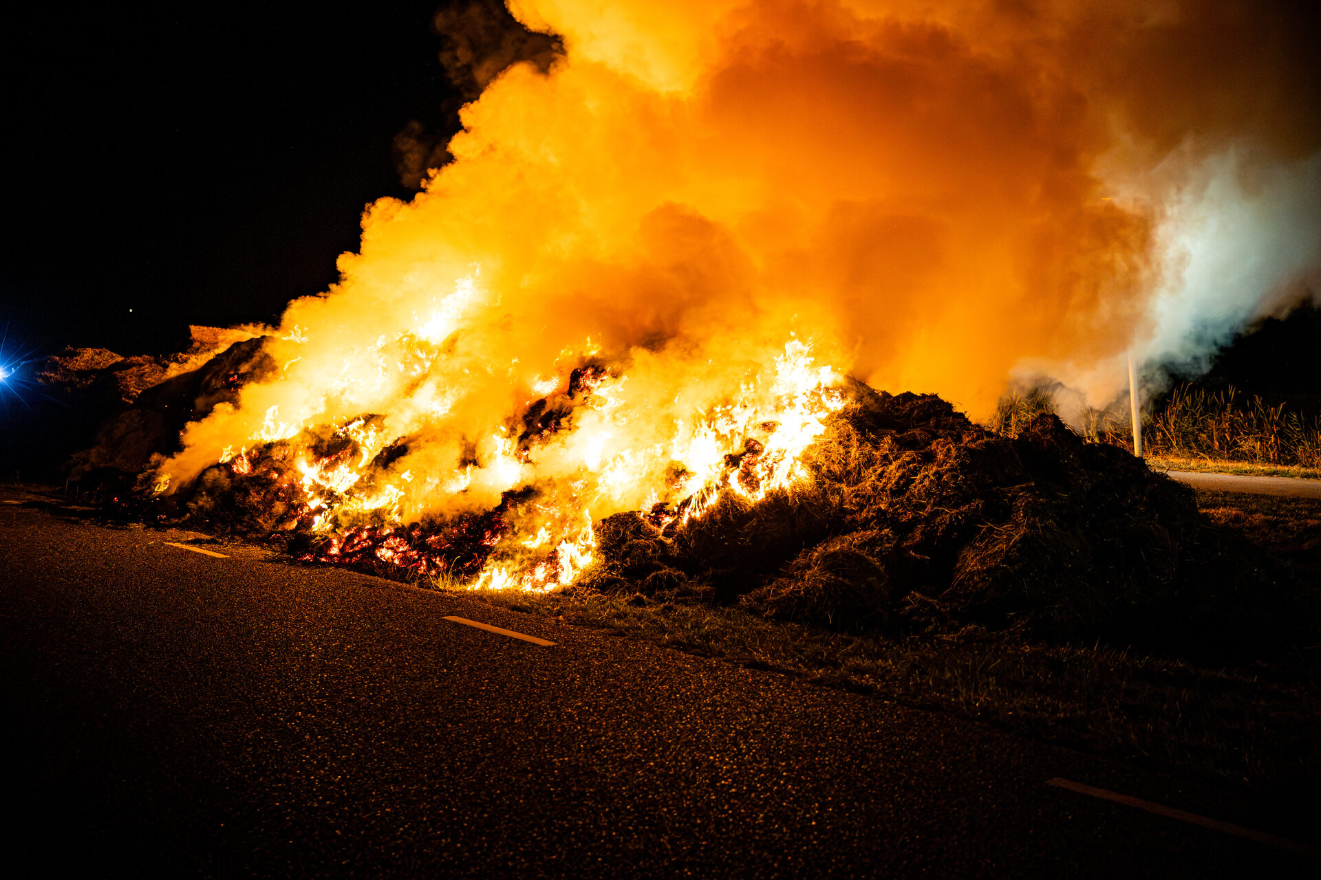 Brandweer druk met brandende hooibulten