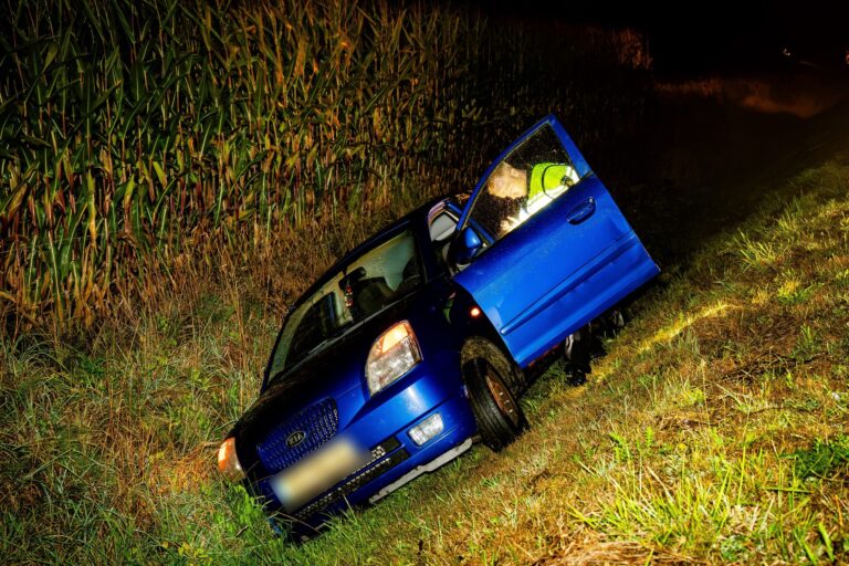 Vrouw belandt met auto in sloot en wordt aangehouden