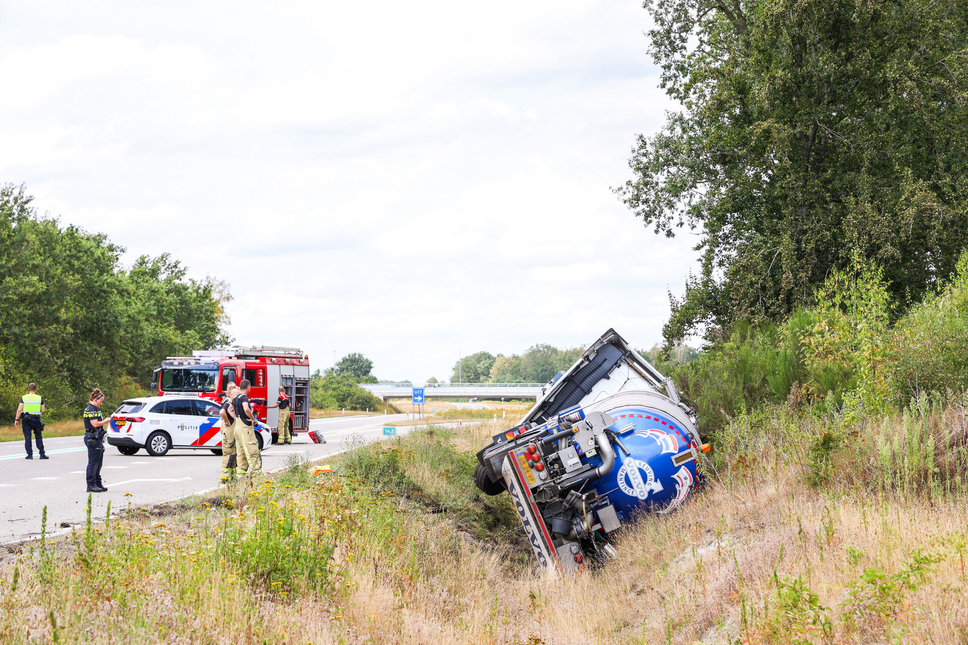 Vrachtwagen belandt in greppel na klapband