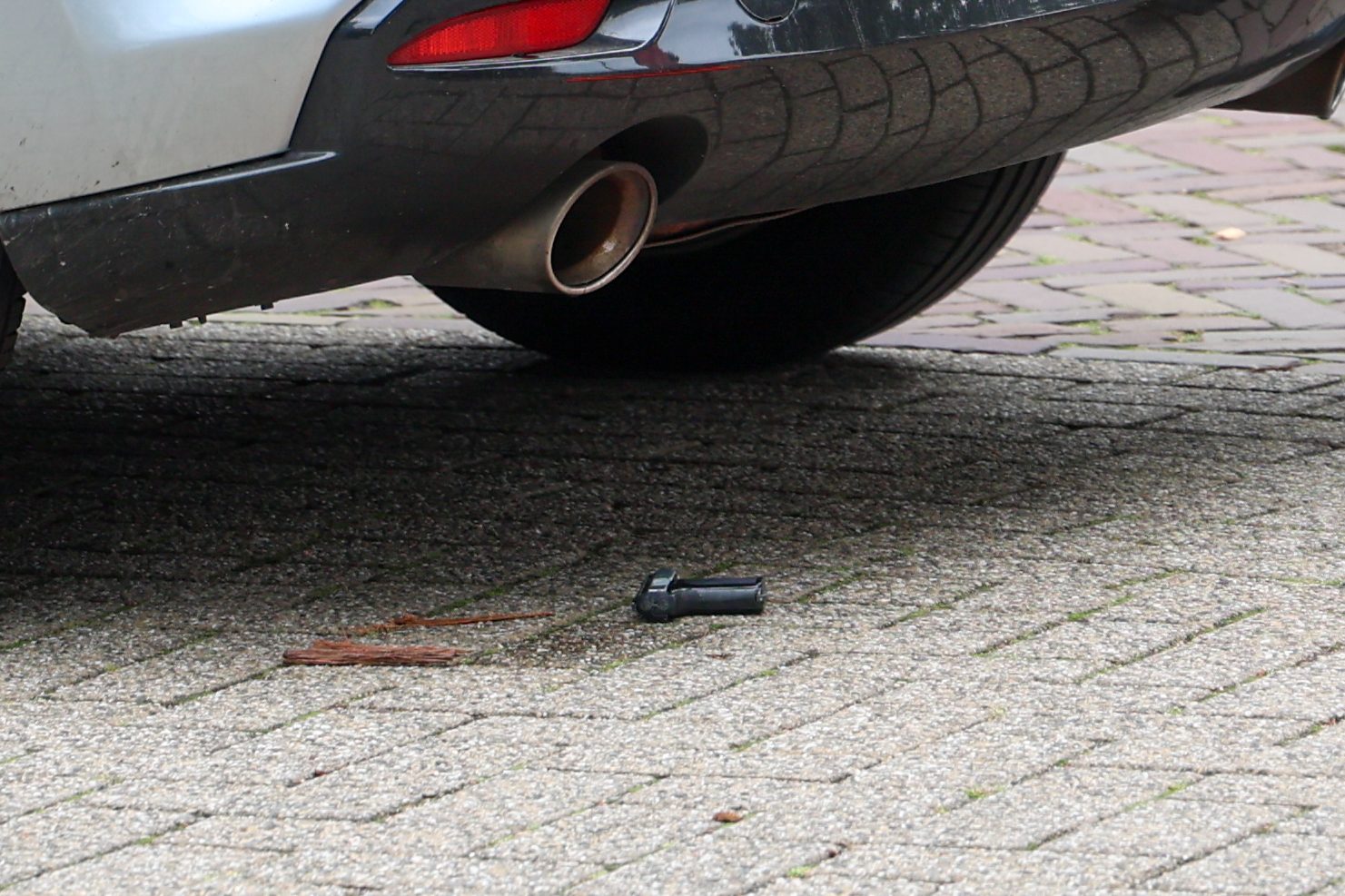 Vuurwapen onder auto gevonden, twee personen aangehouden